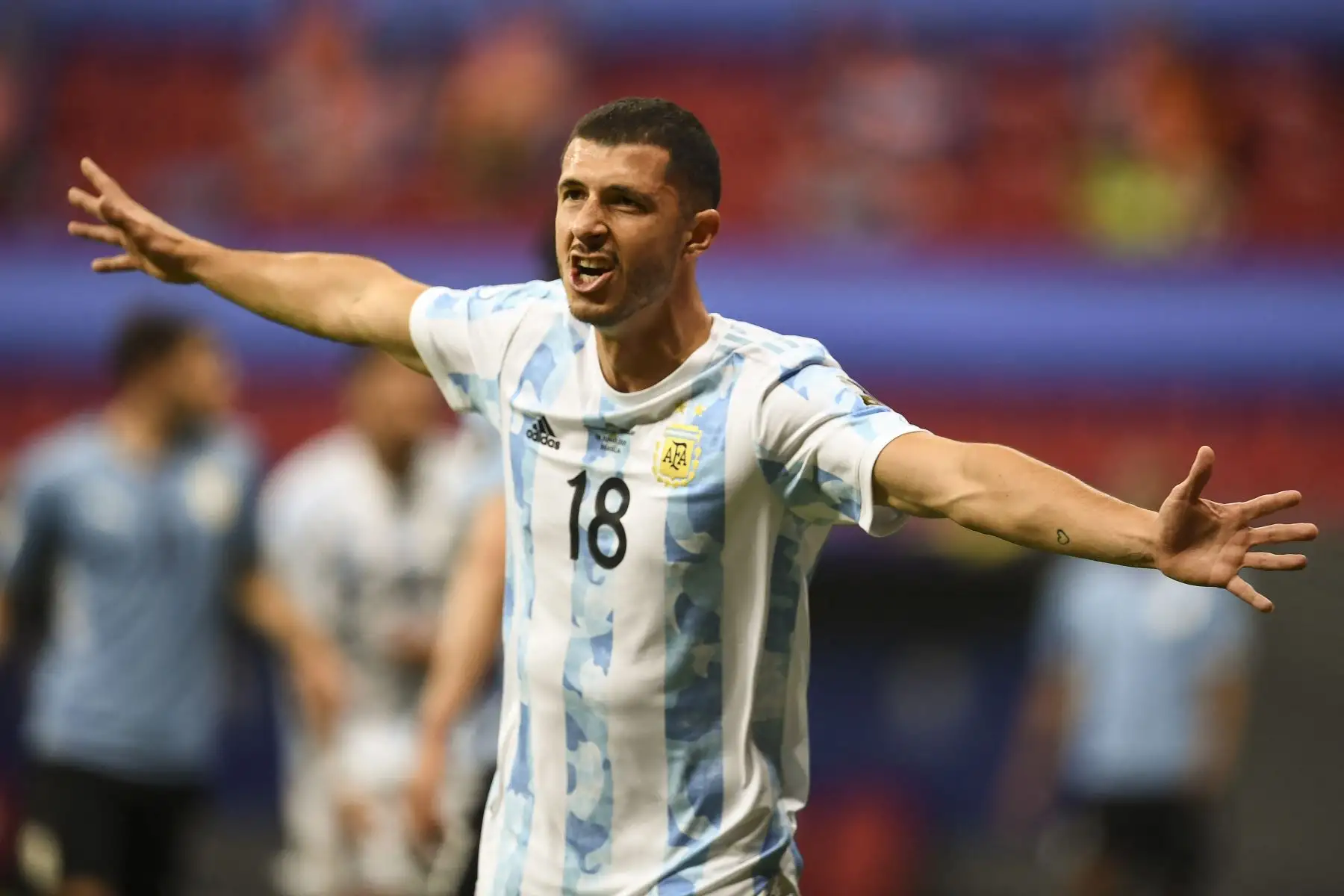 El argentino Guido Rodríguez celebra tras anotar ante Uruguay durante el partido por la fase de grupos de la Copa América 2021, en el Estadio Mane Garrincha, en Brasil. Foto: AFP