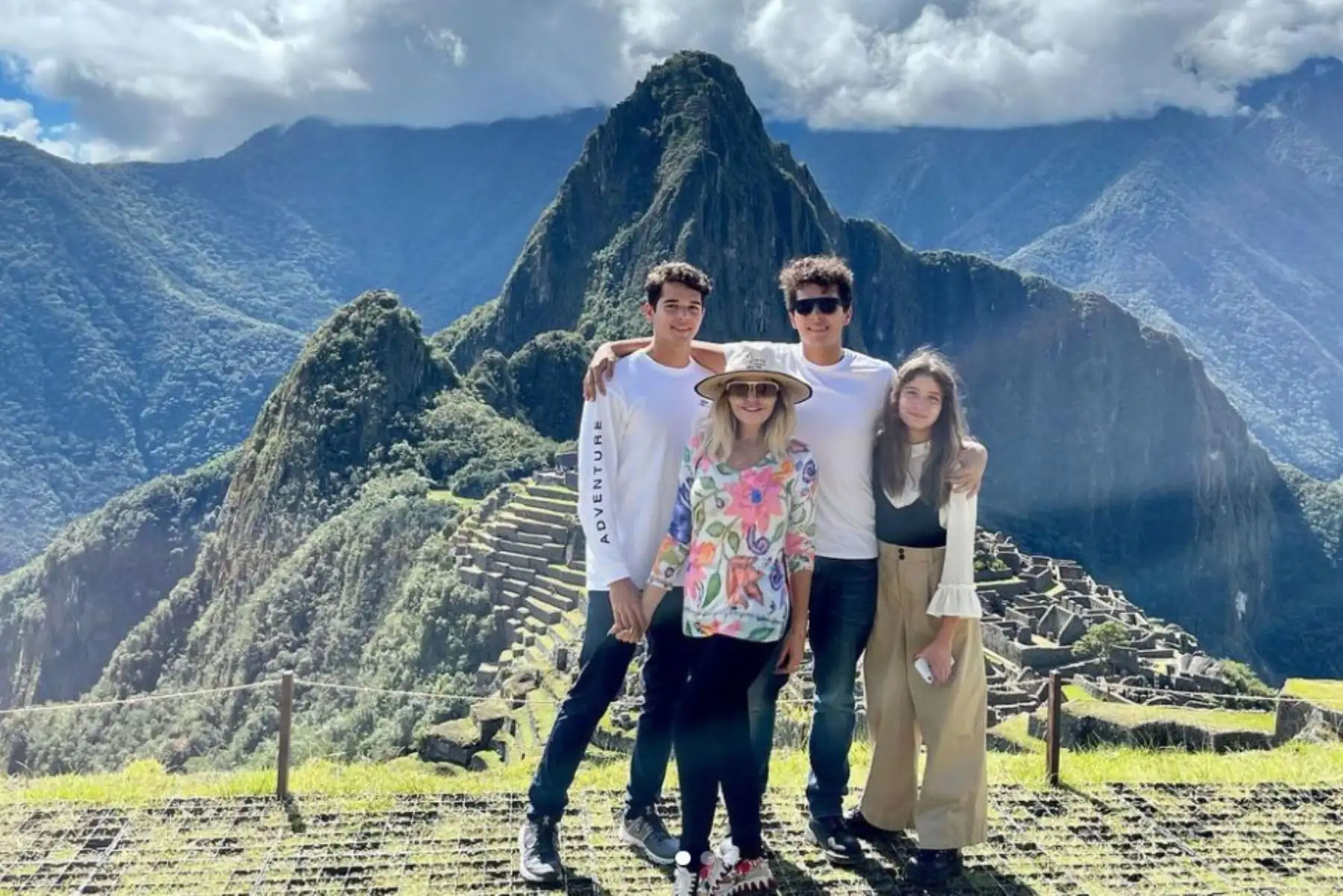 La actriz y su familia en un breve paseo por los puntos más importantes del Cusco..ANDINA/Difusión