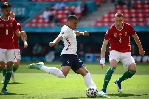 El delantero francés Kylian Mbappé dispara durante el partido de fútbol del grupo F de la UEFA Euro 2020 entre Hungría y Francia en el Puskas Arena de Budapest. Foto: AFP.