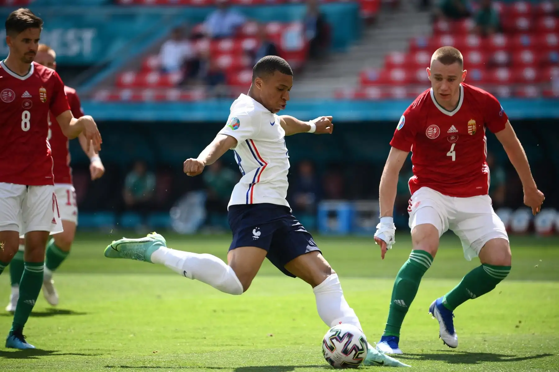 El delantero francés Kylian Mbappe dispara durante el partido de fútbol del Grupo F de la UEFA EURO 2020 entre Hungría y Francia en el Puskas Arena de Budapest.
Foto: AFP