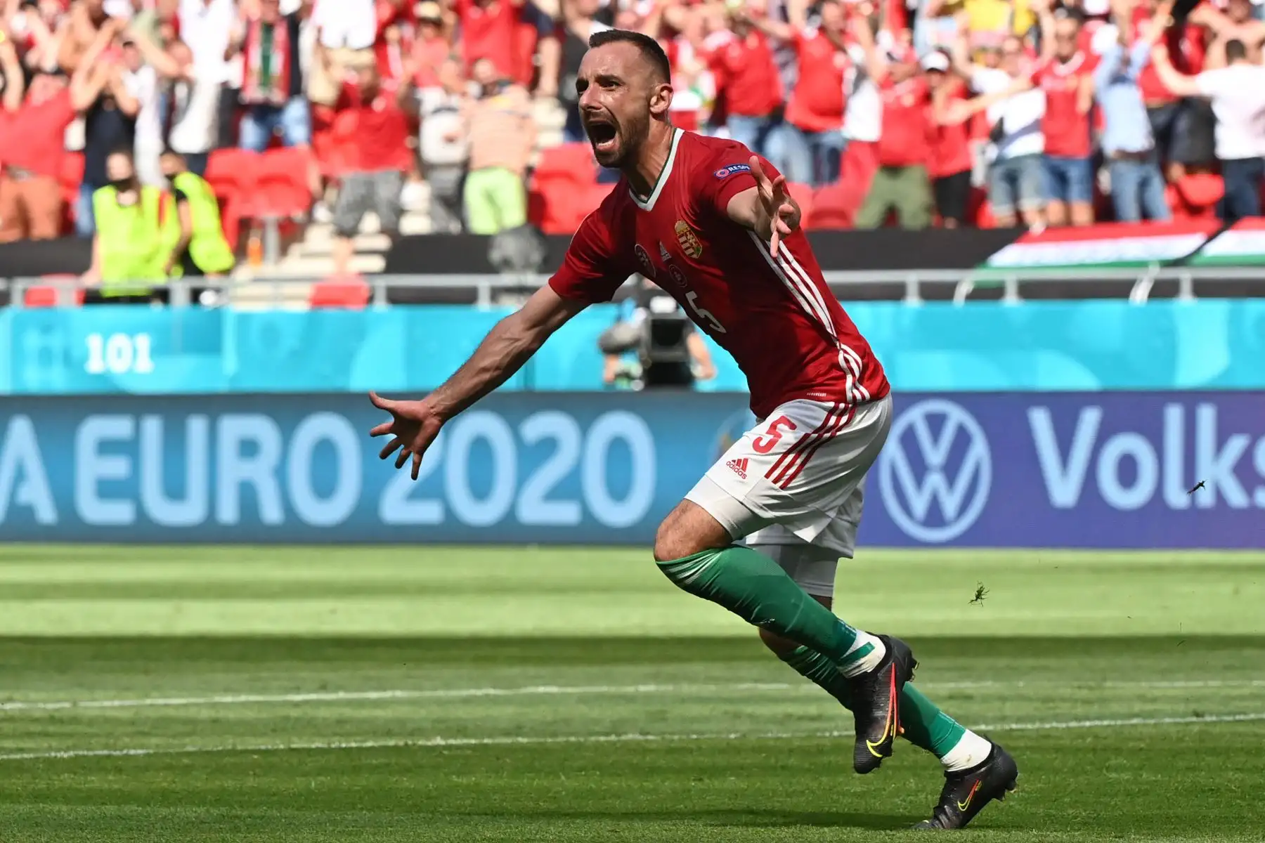 El defensor de Hungría Attila Fiola celebra el gol de apertura durante el partido de fútbol del Grupo F de la UEFA EURO 2020 entre Hungría y Francia en el Puskas Arena de Budapest.
Foto: AFP