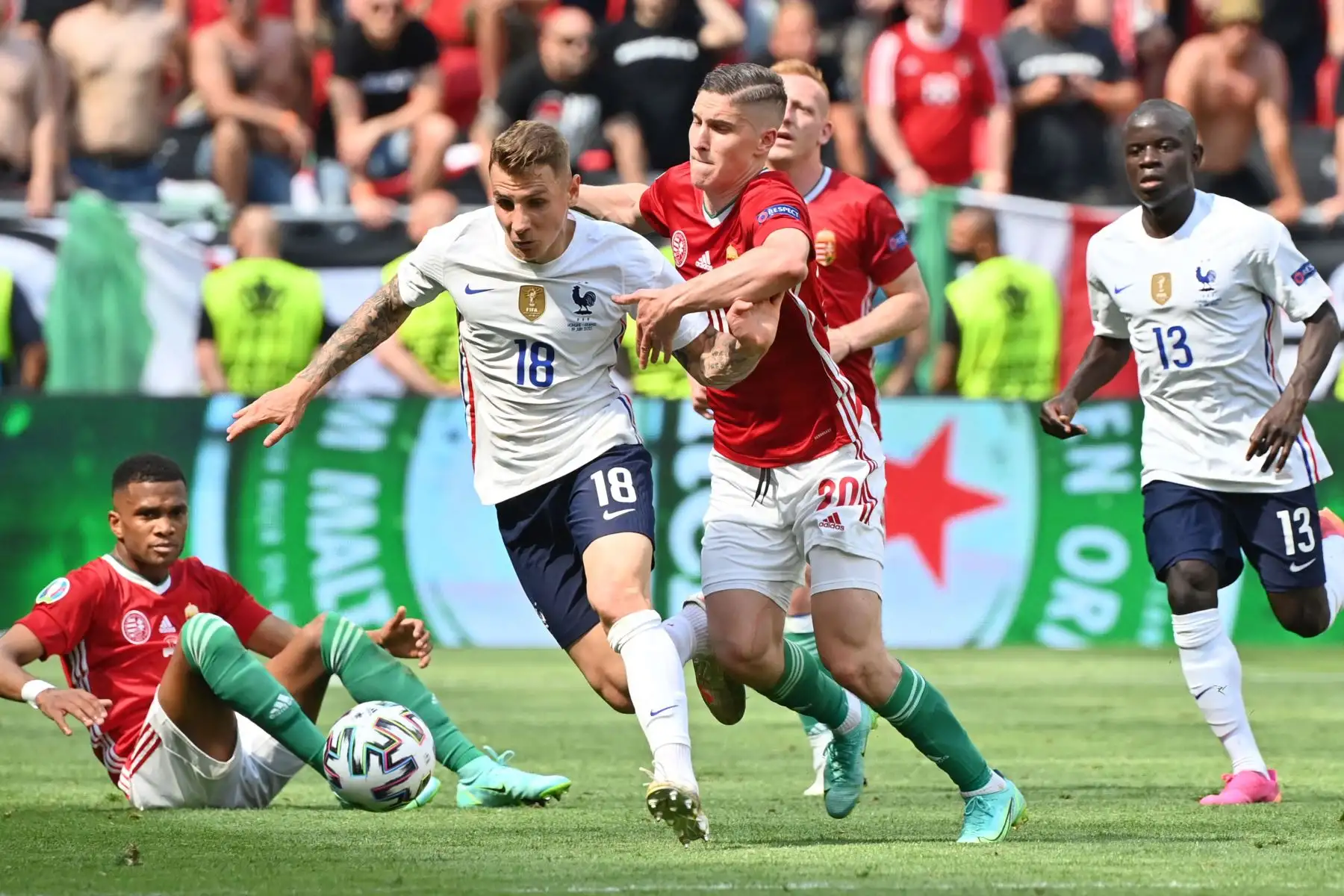 El defensa francés Lucas Digne y el delantero húngaro Roland Sallai compiten durante el partido de fútbol del Grupo F de la UEFA EURO 2020 entre Hungría y Francia en el Puskas Arena de Budapest.
Foto: AFP