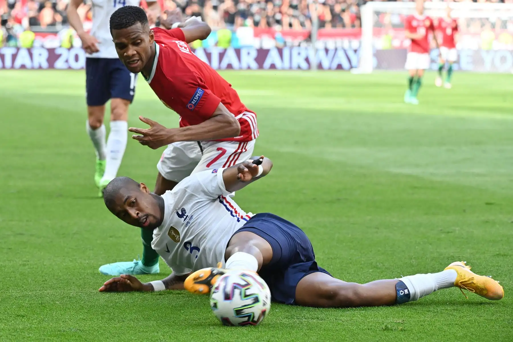El defensor de Hungría Loic Nego y el defensor de Francia Presnel Kimpembe (delantero) compiten durante el partido de fútbol del Grupo F de la UEFA EURO 2020 entre Hungría y Francia en el Puskas Arena de Budapest.
Foto: AFP