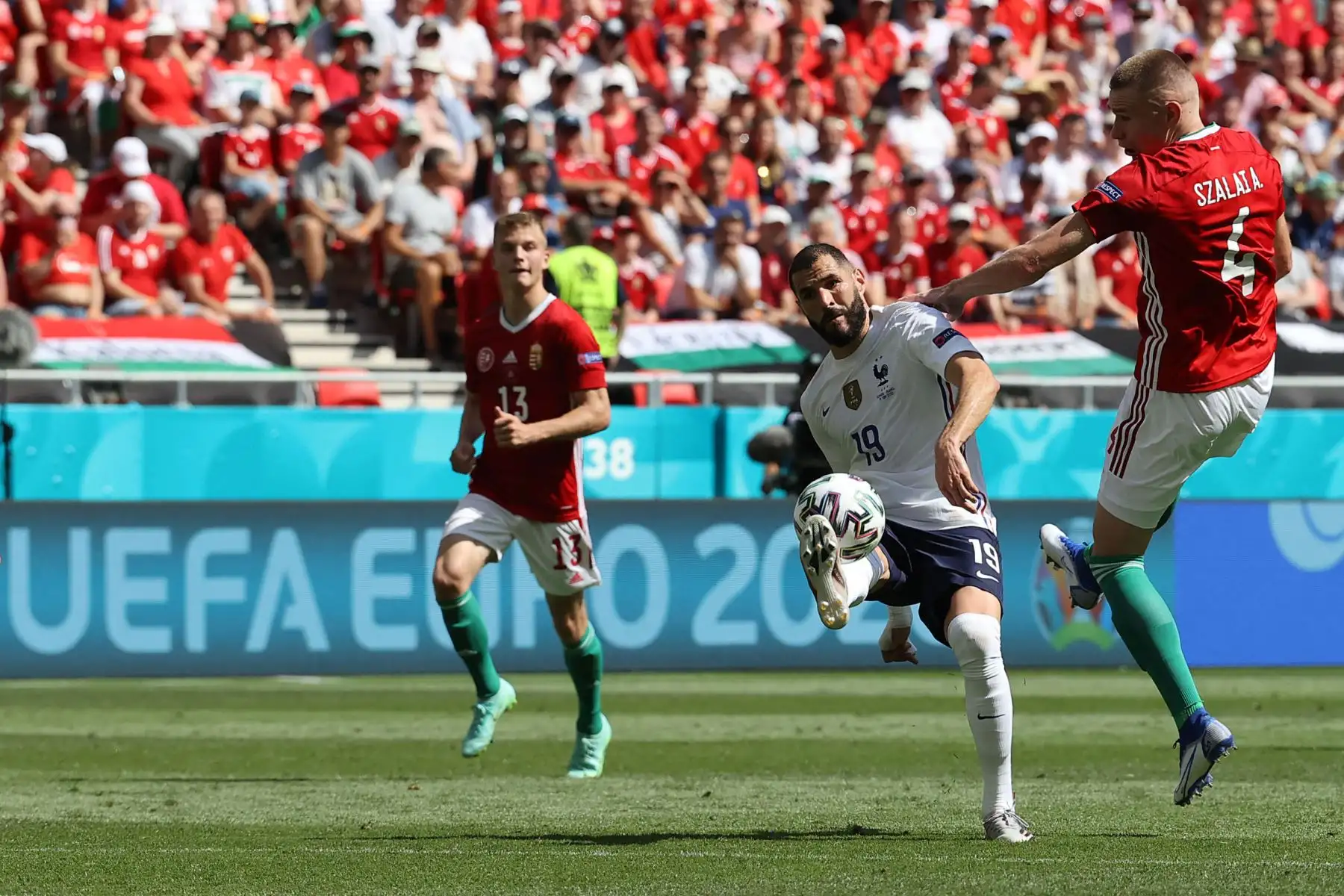 El delantero francés Karim Benzema (C) dispara al defensor de Hungría Attila Szalai durante el partido de fútbol del Grupo F de la UEFA EURO 2020 entre Hungría y Francia en el Puskas Arena de Budapest.
Foto: AFP