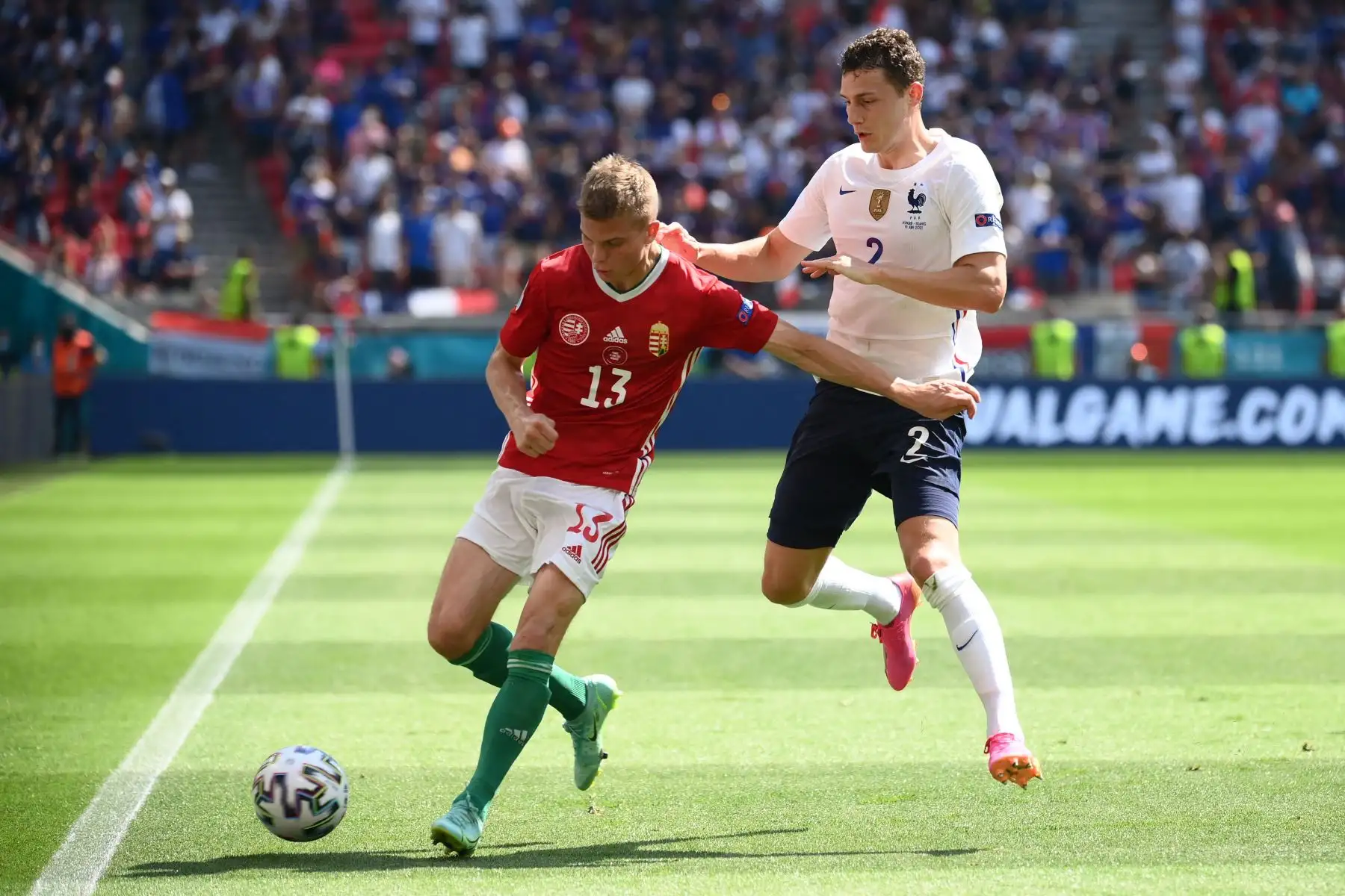 El mediocampista húngaro Andras Schafer y el defensa francés Benjamin Pavard compiten durante el partido de fútbol del Grupo F de la UEFA EURO 2020 entre Hungría y Francia en el Puskas Arena de Budapest.
Foto: AFP