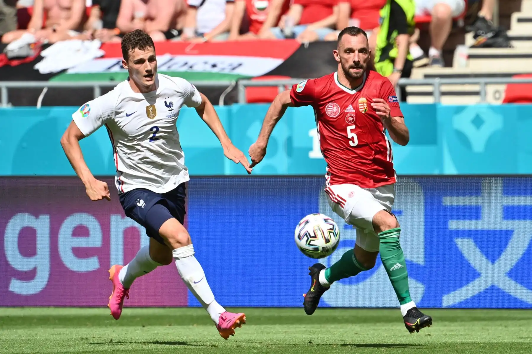 El defensor de Hungría Attila Fiola (R) supera al defensor de Francia Benjamin Pavard para marcar el gol de apertura durante el partido de fútbol del Grupo F de la UEFA EURO 2020 entre Hungría y Francia en el Puskas Arena de Budapest.
Foto: AFP