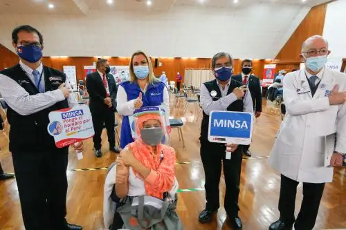 Ugarte señala que sería grave error aplicar una sola dosis para alcanzar más rápido inmunidad de rebaño. Foto: ANDINA/Difusión