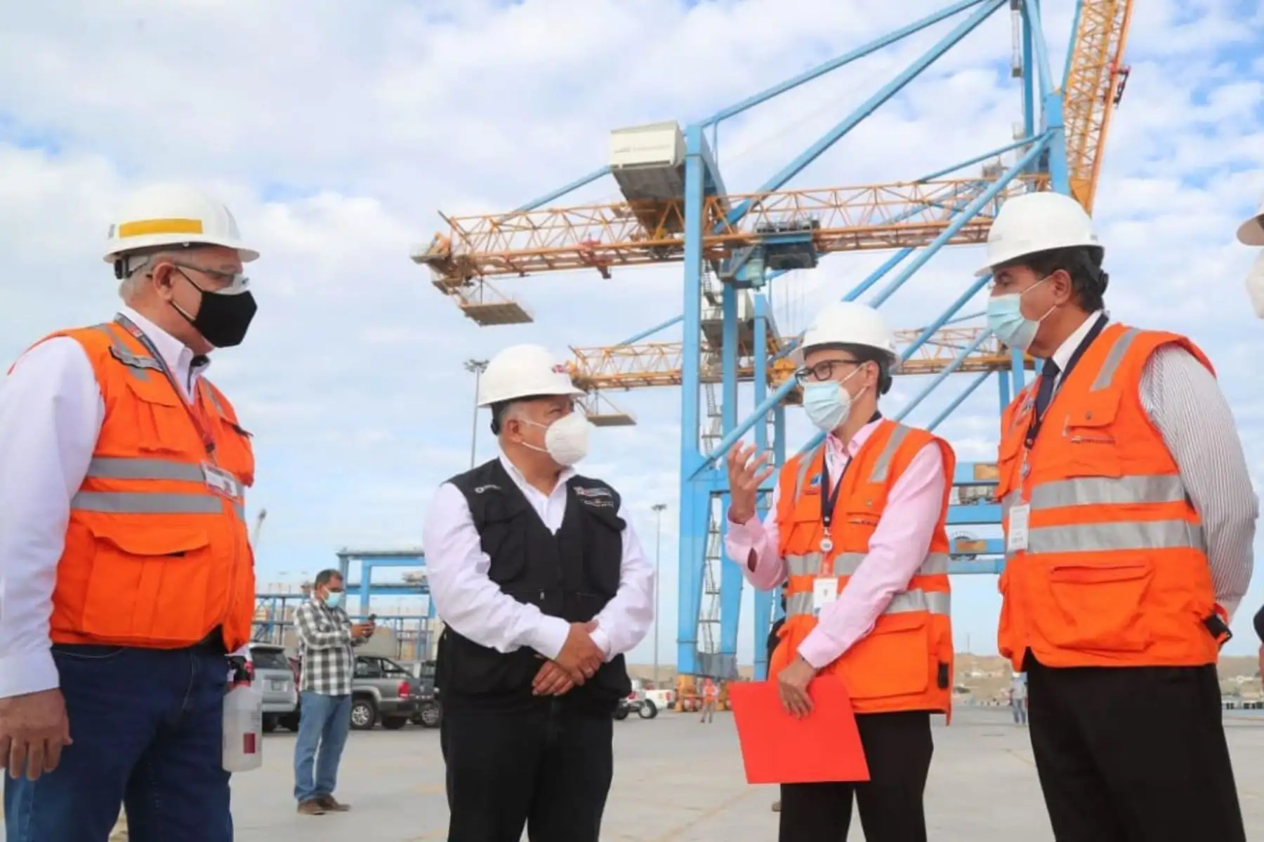 Ministro de Transportes y Comunicaciones, Eduardo González, recorrió las instalaciones del Terminal Portuario de Paita, donde se desarrollan las obras ampliación del Muelle Marginal.
Foto: MTC