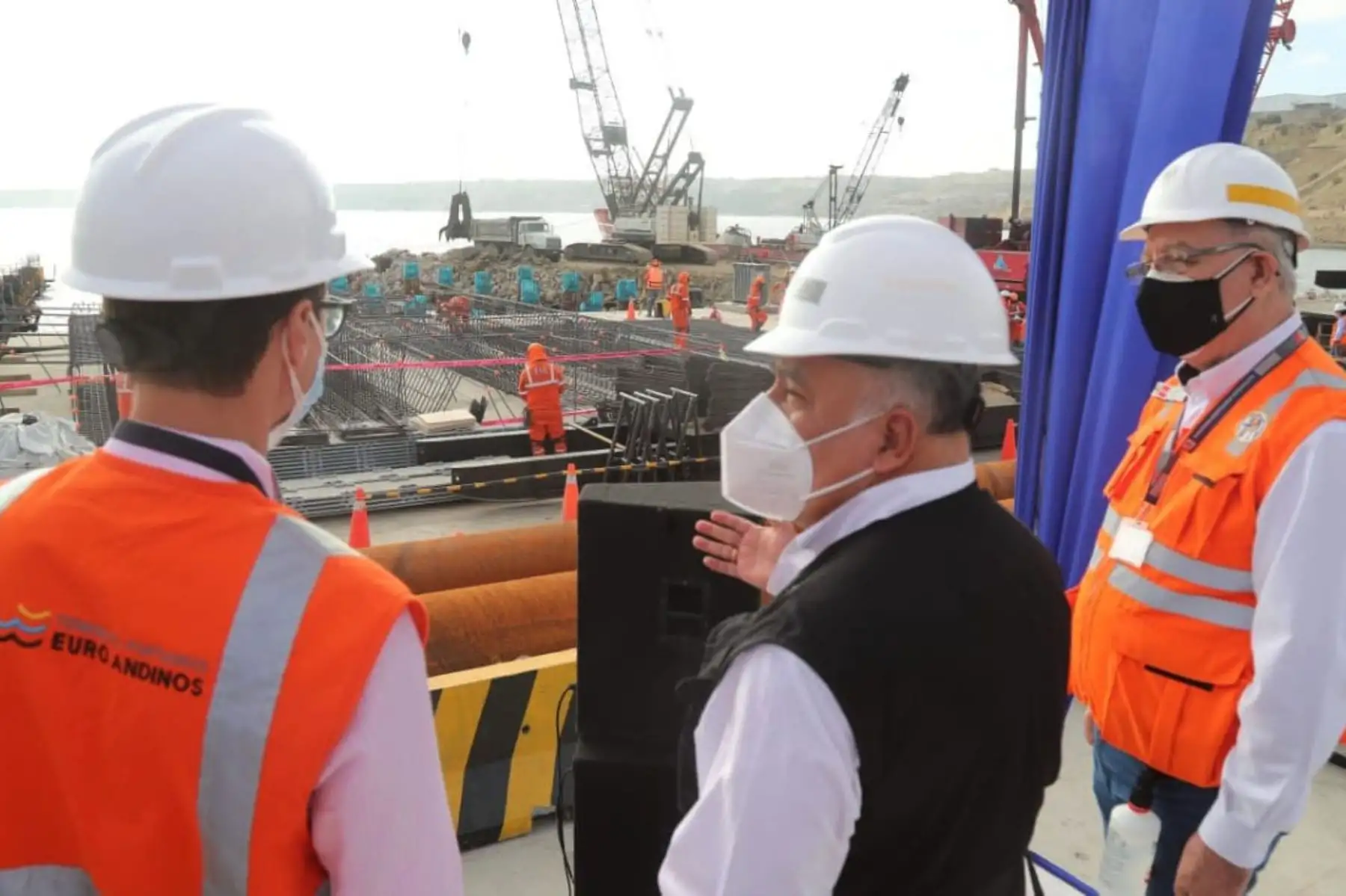 Ministro de Transportes y Comunicaciones, Eduardo González, recorrió las instalaciones del Terminal Portuario de Paita, donde se desarrollan las obras ampliación del Muelle Marginal.
Foto: MTC