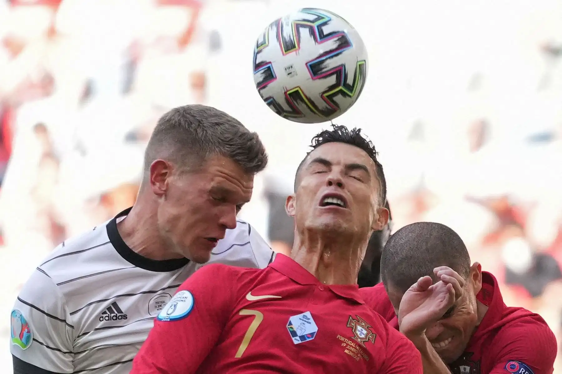 El delantero portugués Cristiano Ronaldo  sube de cabeza contra el defensor alemán Matthias Ginter durante el partido de fútbol del Grupo F de la UEFA EURO 2020 entre Portugal y Alemania en el Allianz Arena de Múnich.
Foto : AFP