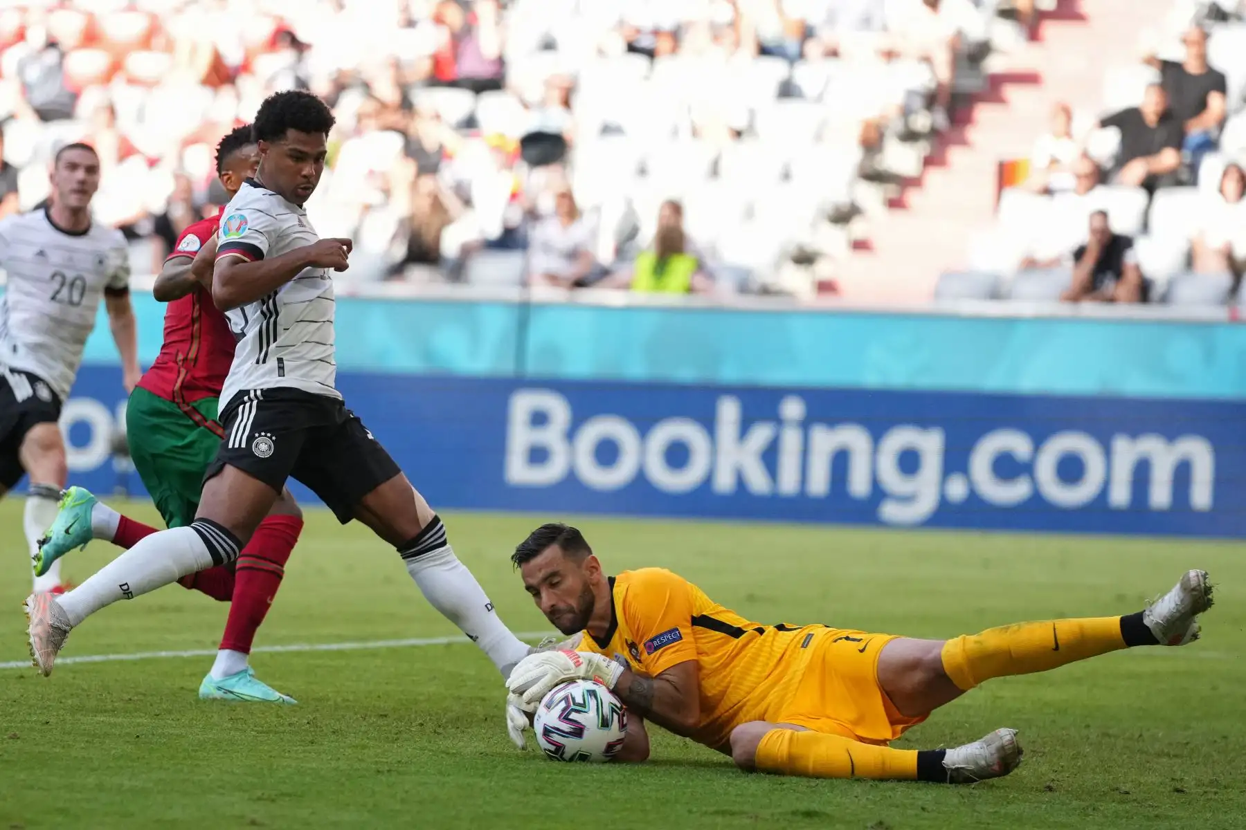 El portero portugués Rui Patricio alcanza el balón por delante del centrocampista alemán Serge Gnabry  durante el partido de fútbol del Grupo F de la UEFA EURO 2020 entre Portugal y Alemania en el Allianz Arena de Múnich.
Foto : AFP