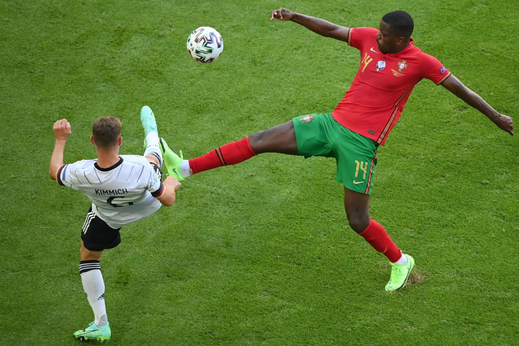 El mediocampista portugués William Carvalho y el mediocampista alemán Joshua Kimmich desafían por el balón el partido de fútbol del Grupo F de la UEFA EURO 2020 entre Portugal y Alemania en el Allianz Arena de Múnich.
Foto: AFP