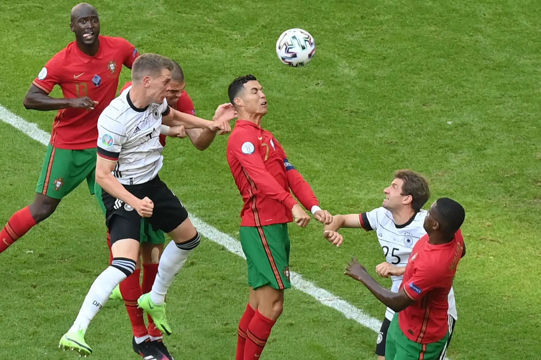 El delantero portugués Cristiano Ronaldo, el defensor alemán Matthias Ginter y el delantero alemán Thomas Mueller disputan un balón alto durante el partido de fútbol del Grupo F de la UEFA EURO 2020 entre Portugal y Alemania en el Allianz Arena de Múnich.
Foto: AFP