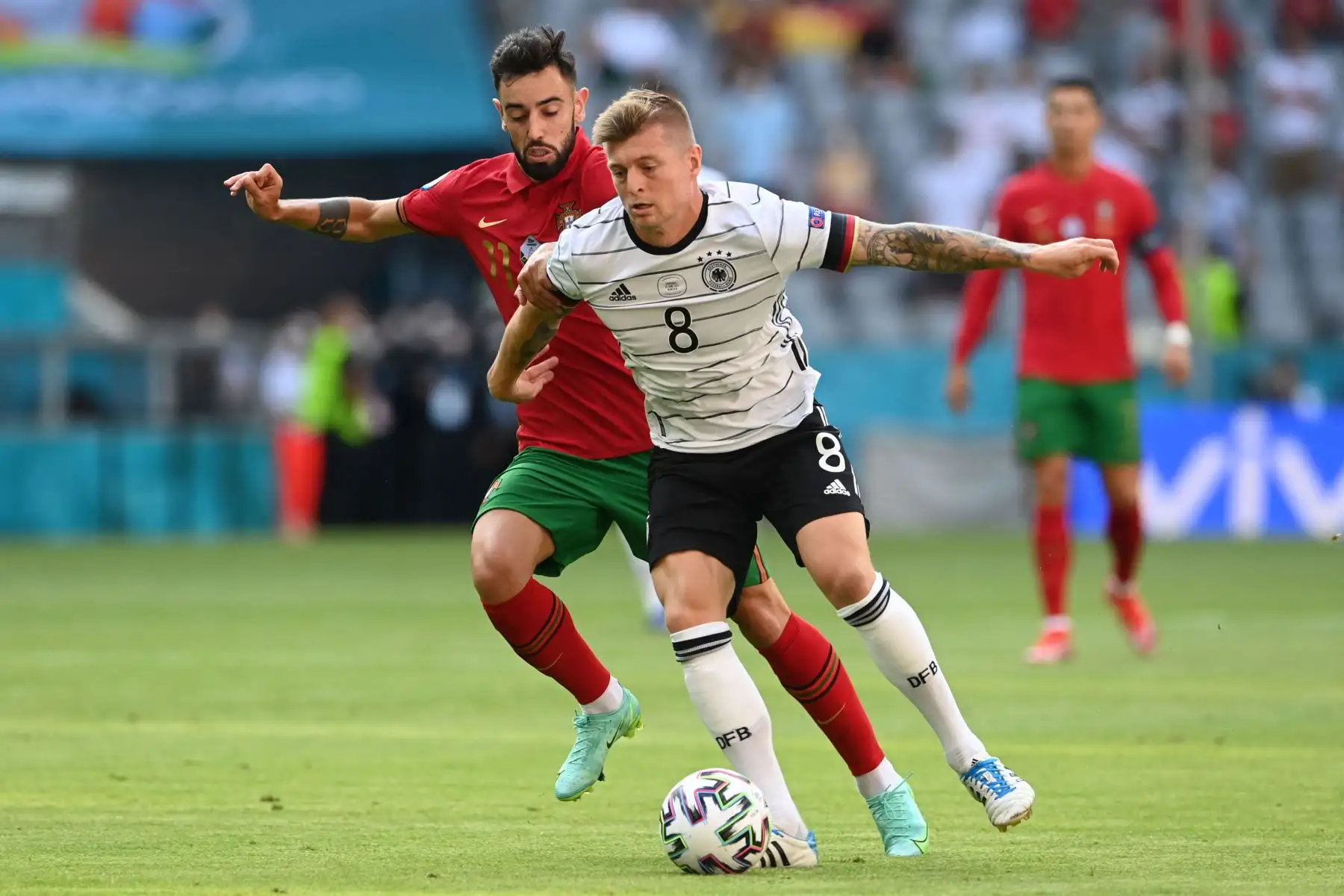 El mediocampista portugués Bruno Fernandes desafía al mediocampista alemán Toni Kroos durante el partido de fútbol del Grupo F de la UEFA EURO 2020 entre Portugal y Alemania en el Allianz Arena en Munich, Alemania.
Foto: AFP
