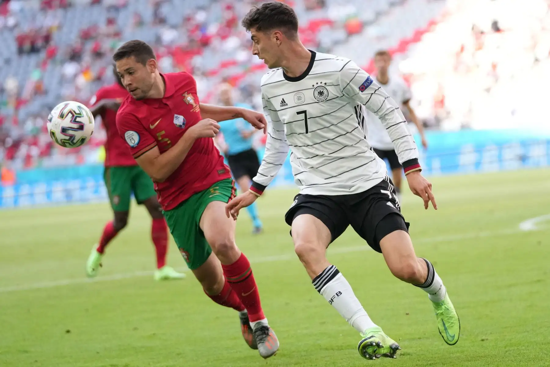 El delantero alemán Kai Havertz presiona al defensor de Portugal Raphael Guerreiro (L) durante el partido de fútbol del Grupo F de la UEFA EURO 2020 entre Portugal y Alemania en el Allianz Arena de Múnich.
Foto: AFP