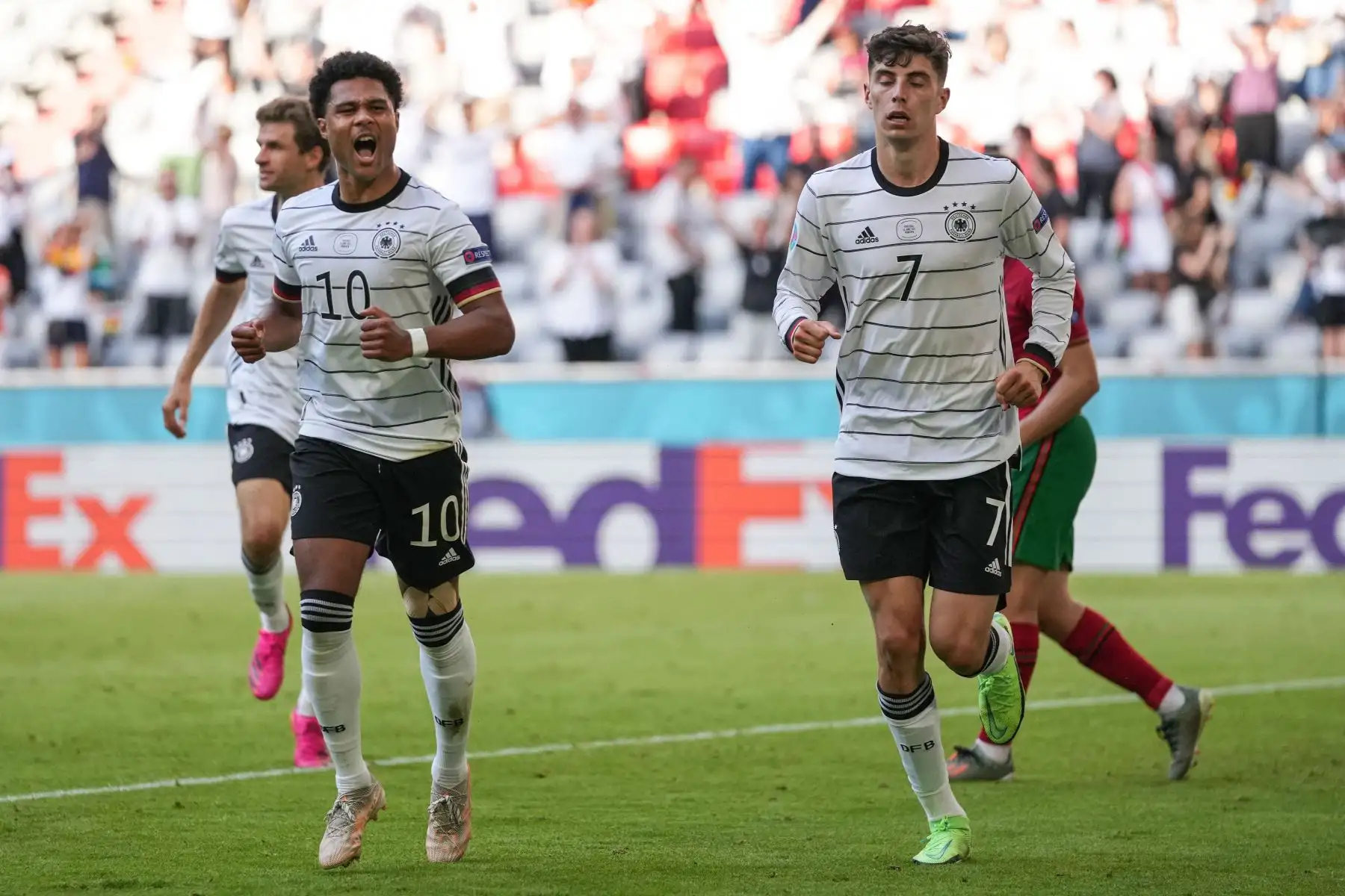 El centrocampista alemán Serge Gnabry y el delantero alemán Kai Havertz , celebran su segundo gol, un gol en propia meta del defensa portugués Raphael Guerreiro, durante el partido de fútbol del Grupo F de la UEFA EURO 2020 entre Portugal y Alemania en el Allianz Arena de Múnich.
Foto: AFP