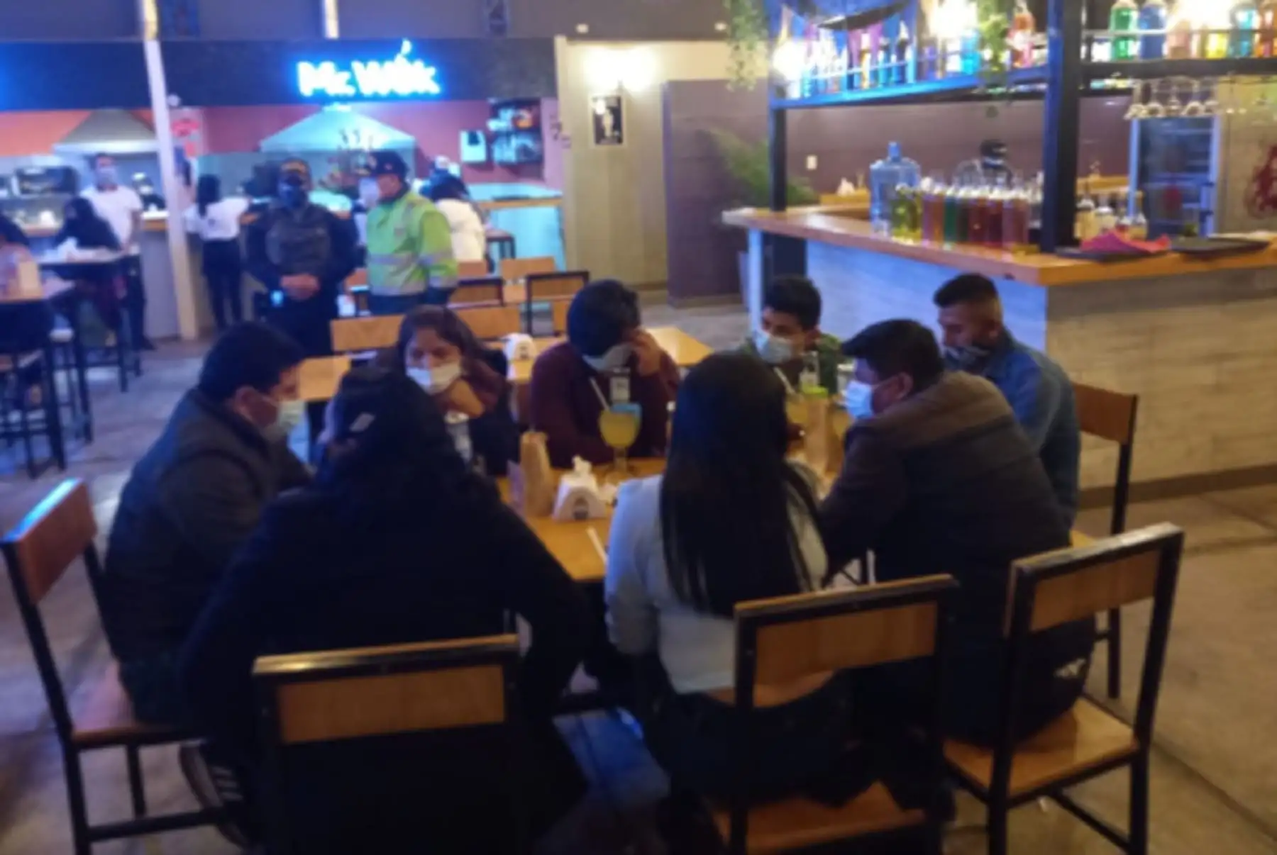 El gobernador regional de Tacna, Juan Tonconi Quispe, encabezó un megaoperativo a locales que infringen las normas sanitarias contra la pandemia del covid-19 que registra un incremento en los contagios en las últimas semanas. Foto: Gobierno Regional de Tacna.
