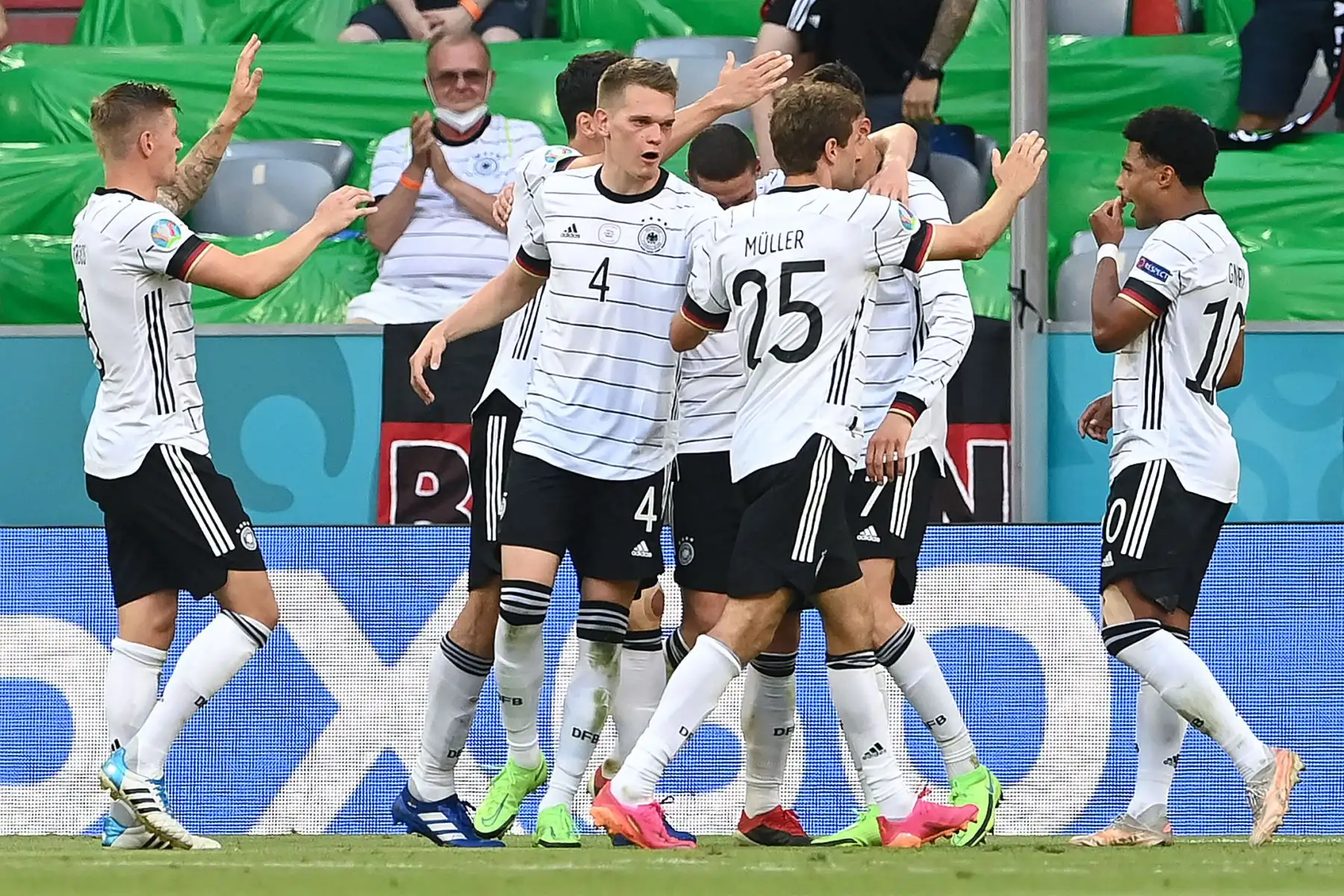 Los jugadores de Alemania celebran anotar el tercer gol de su equipo durante el partido de fútbol del Grupo F de la UEFA EURO 2020 entre Portugal y Alemania en el Allianz Arena en Múnich.
Foto: AFP
