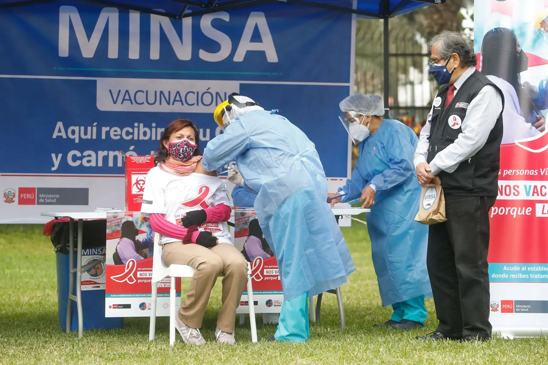 Ministro de Salud, Oscar Ugarte Supervisa  vacunación contra la covid -19 a personas viviendo con VIH.
Foto: Minsa