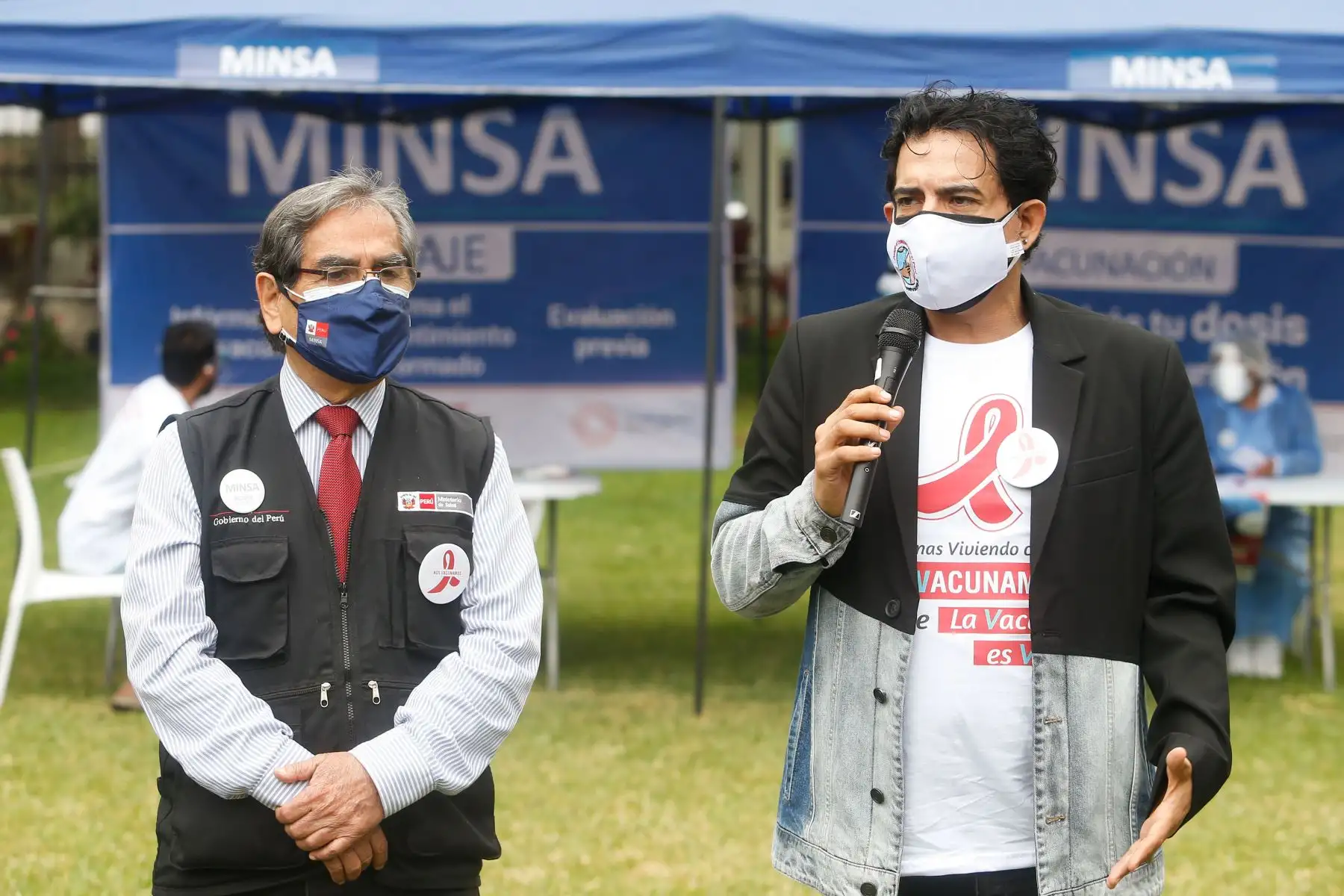 Ministro de Salud, Oscar Ugarte Supervisa  vacunación contra la covid -19 a personas viviendo con VIH.En la imagen el actor Ernesto Pimentel.
Foto: Minsa