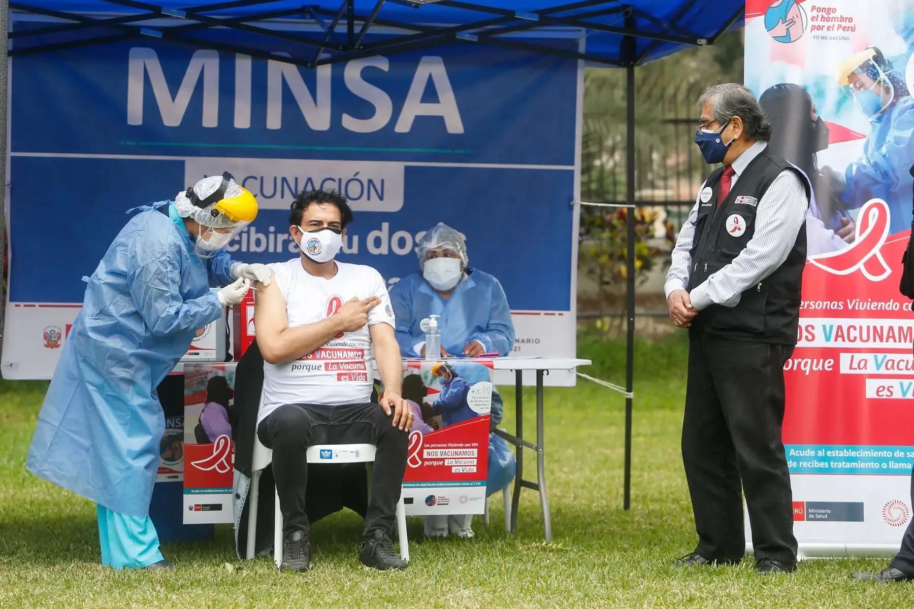Ministro de Salud, Oscar Ugarte Supervisa  vacunación contra la covid -19 a personas viviendo con VIH.En la imagen el actor Ernesto Pimentel.
Foto: Minsa