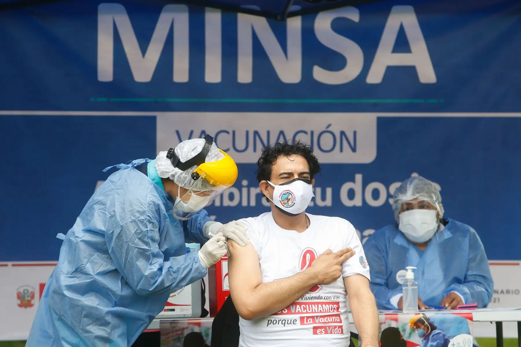 Ministro de Salud, Oscar Ugarte Supervisa  vacunación contra la covid -19 a personas viviendo con VIH.En la imagen el actor Ernesto Pimentel.
Foto: Minsa