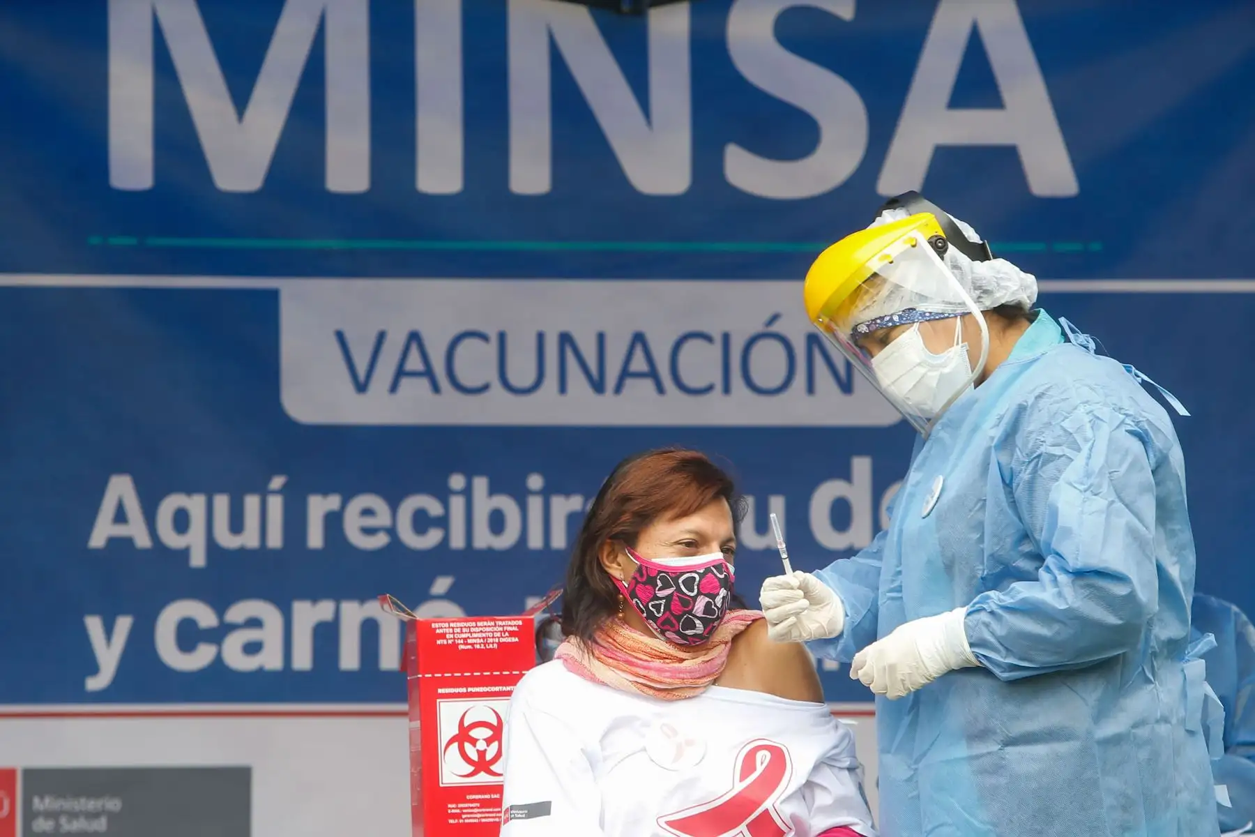 Ministro de Salud, Oscar Ugarte Supervisa  vacunación contra la covid -19 a personas viviendo con VIH.
Foto: Minsa