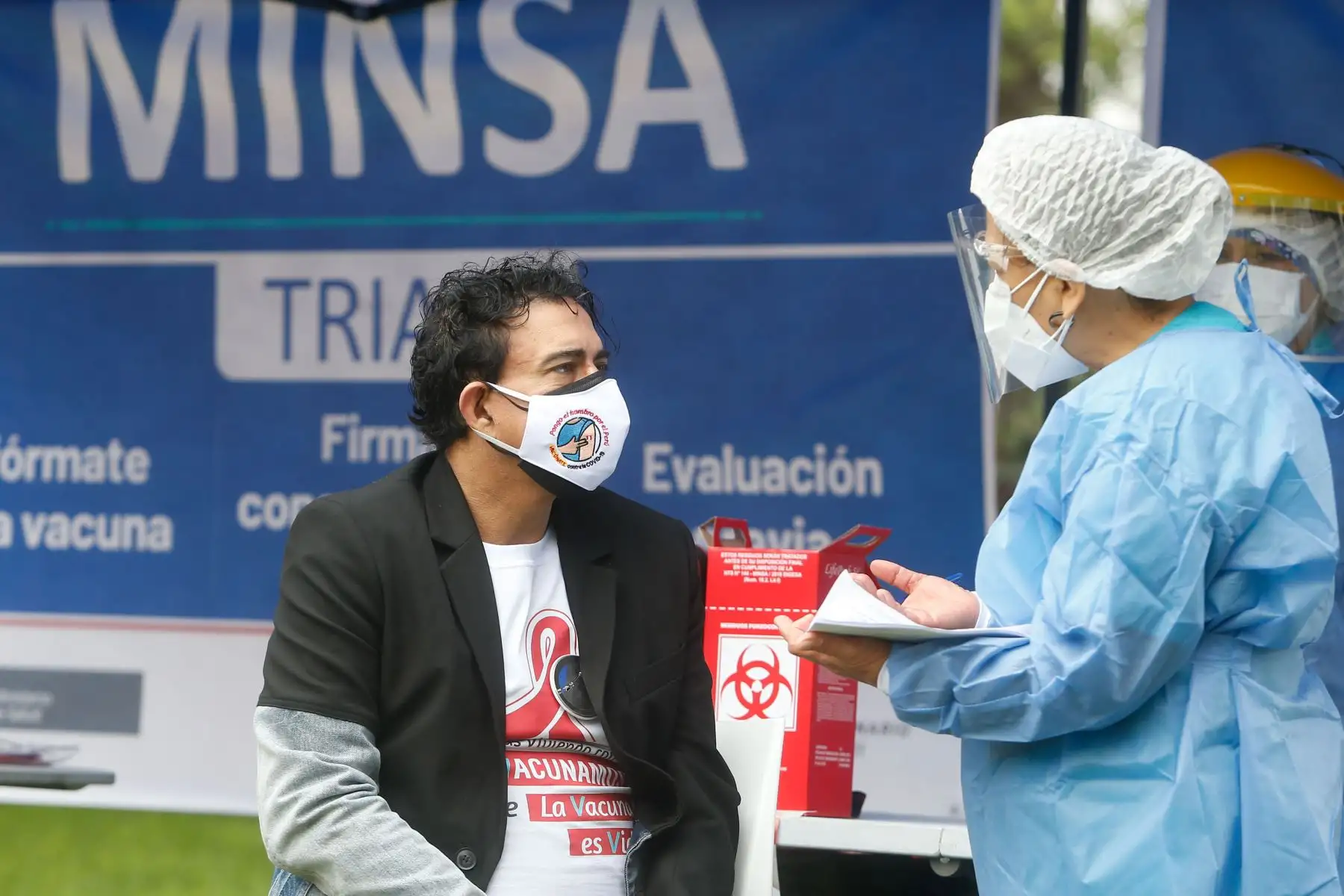 Ministro de Salud, Oscar Ugarte Supervisa  vacunación contra la covid -19 a personas viviendo con VIH.En la imagen el actor Ernesto Pimentel.
Foto: Minsa