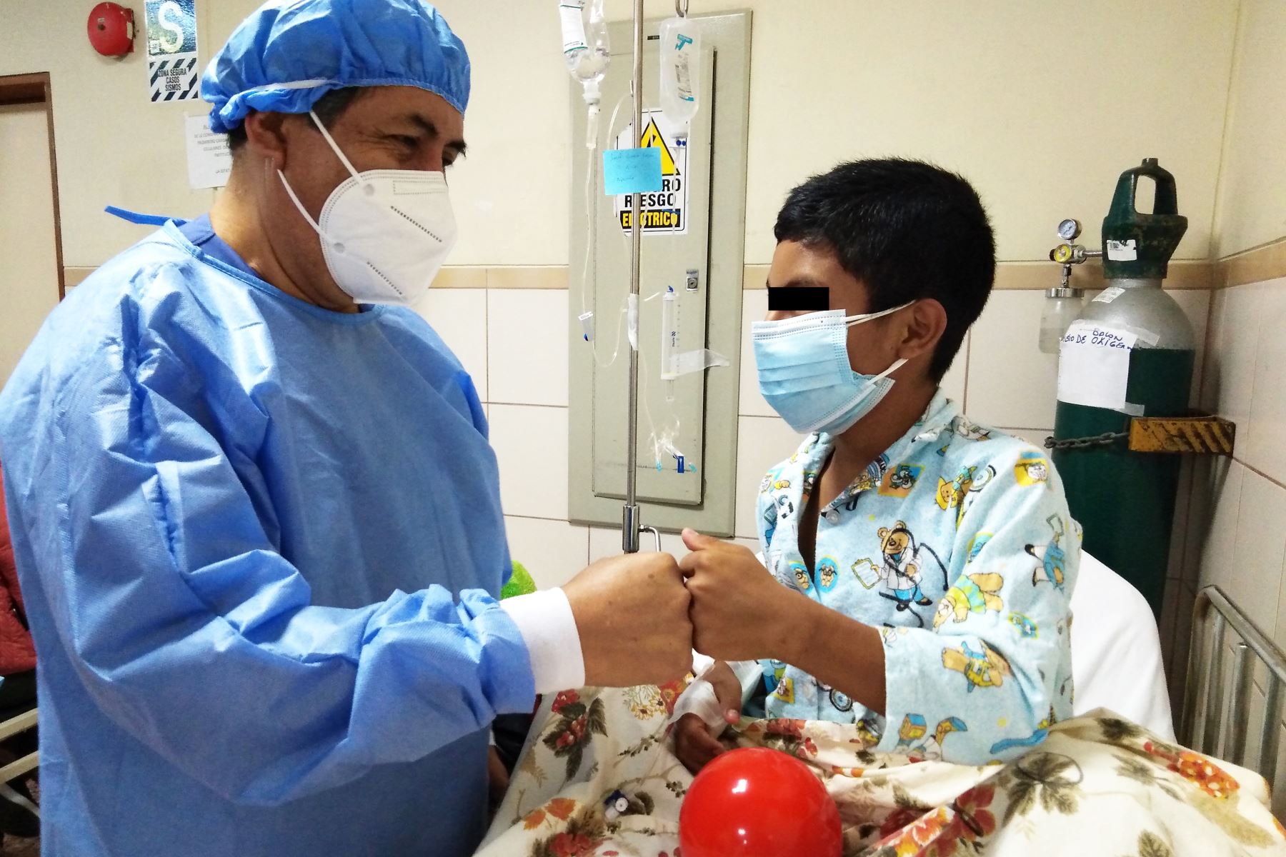 Antonio Gutiérrez Montes tiene 37 años de labor como enfermero profesional y especializado en la atención de pacientes altamente críticos en el servicio de Emergencia del INSN-Breña. Foto: ANDINA/Difusión
