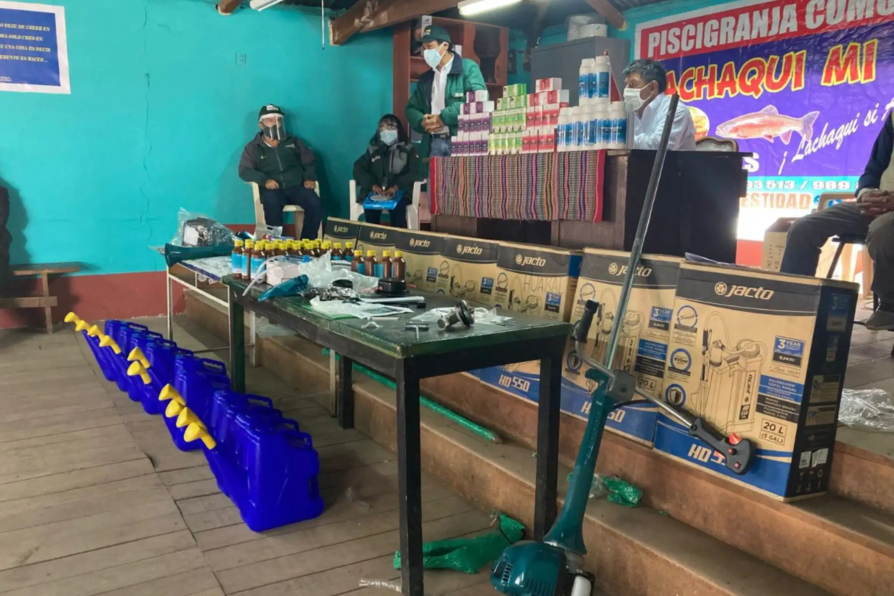Como parte de las acciones enmarcadas en el Plan Multisectorial ante Heladas y Friaje 2019-2021, a nivel de la región Lima se distribuyeron 670 kits veterinarios.
Foto: Midagri