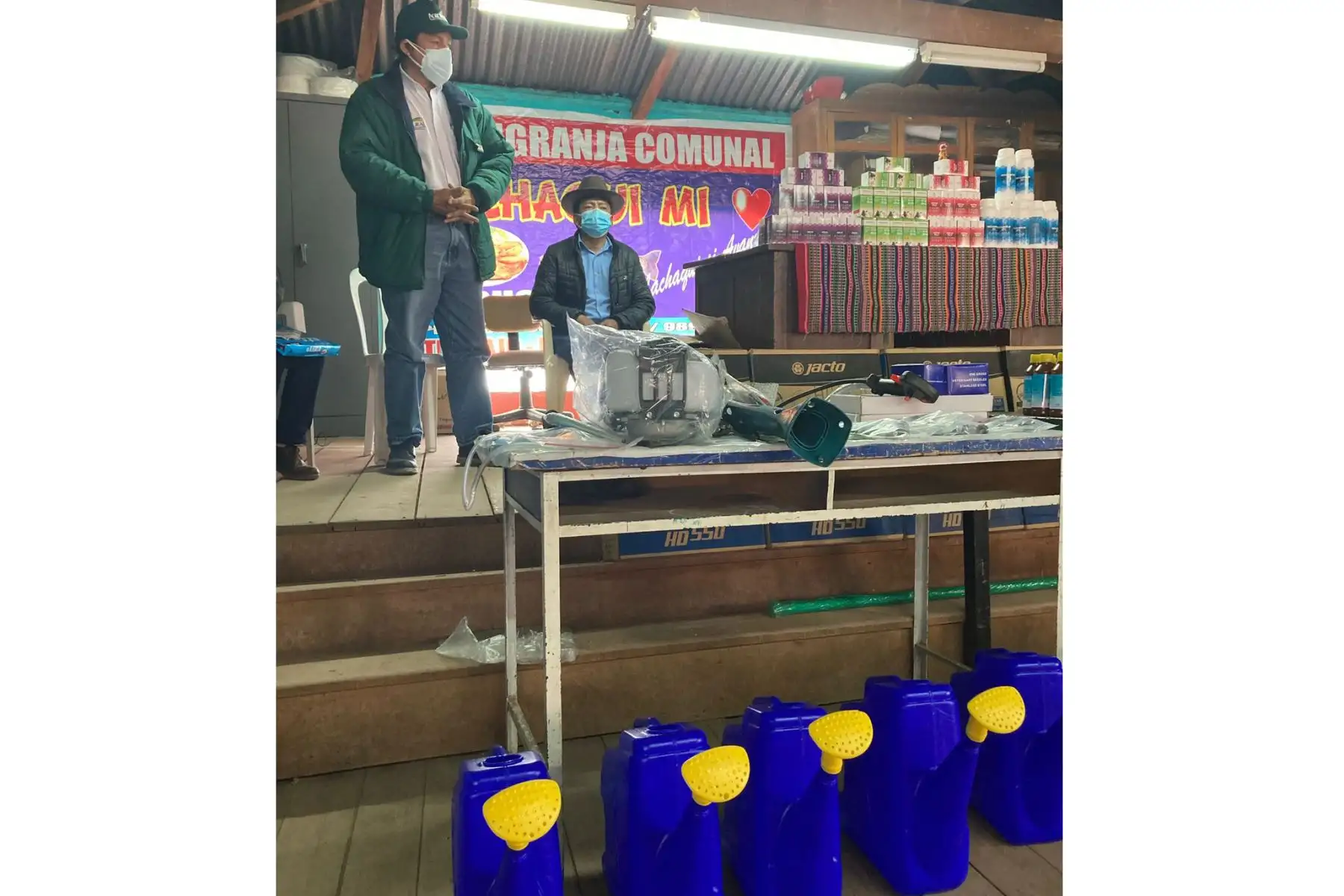 Como parte de las acciones enmarcadas en el Plan Multisectorial ante Heladas y Friaje 2019-2021, a nivel de la región Lima se distribuyeron 670 kits veterinarios.
Foto: Midagri