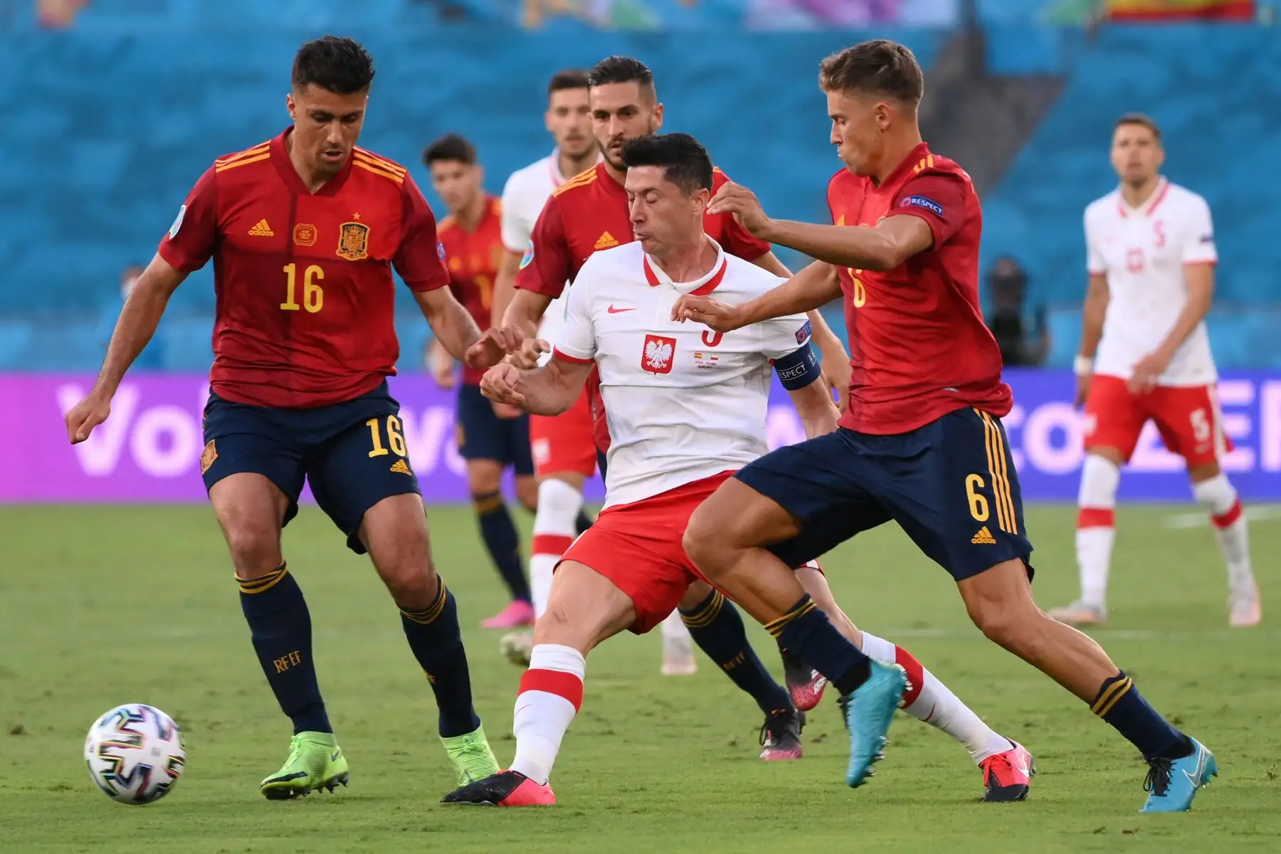 El delantero polaco Robert Lewandowski (C) desafía al mediocampista español Rodri (L) y al mediocampista español Marcos Llorente durante el partido de fútbol del Grupo E de la UEFA EURO 2020 entre España y Polonia en el Estadio La Cartuja en Sevilla, España. Foto: AFP