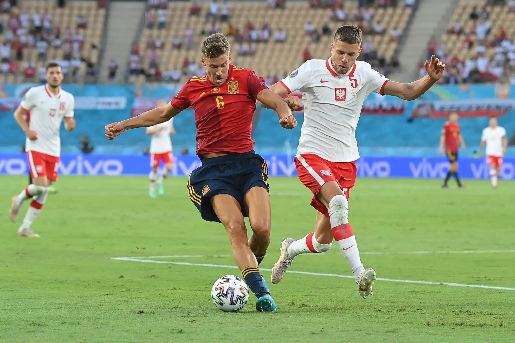 El mediocampista español Marcos Llorente está marcado por el defensor de Polonia Jan Bednarek (R) durante el partido de fútbol del Grupo E de la UEFA EURO 2020 entre España y Polonia en el Estadio La Cartuja en Sevilla, España. Foto: AFP