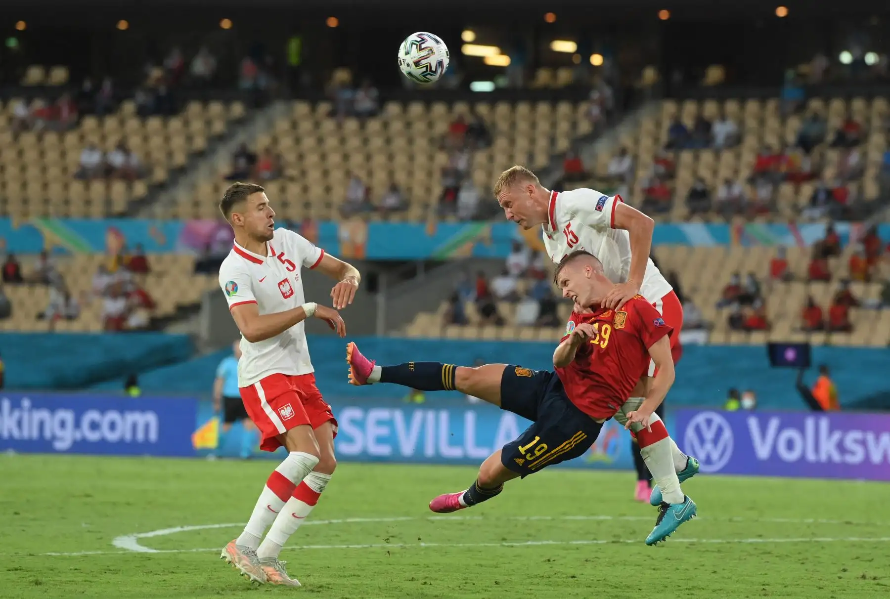El defensor polaco Kamil Glik (R) compite por el balón con el mediocampista español Daniel Olmo (C) durante el partido de fútbol del Grupo E de la UEFA EURO 2020 entre España y Polonia en el Estadio La Cartuja en Sevilla, España. Foto: AFP