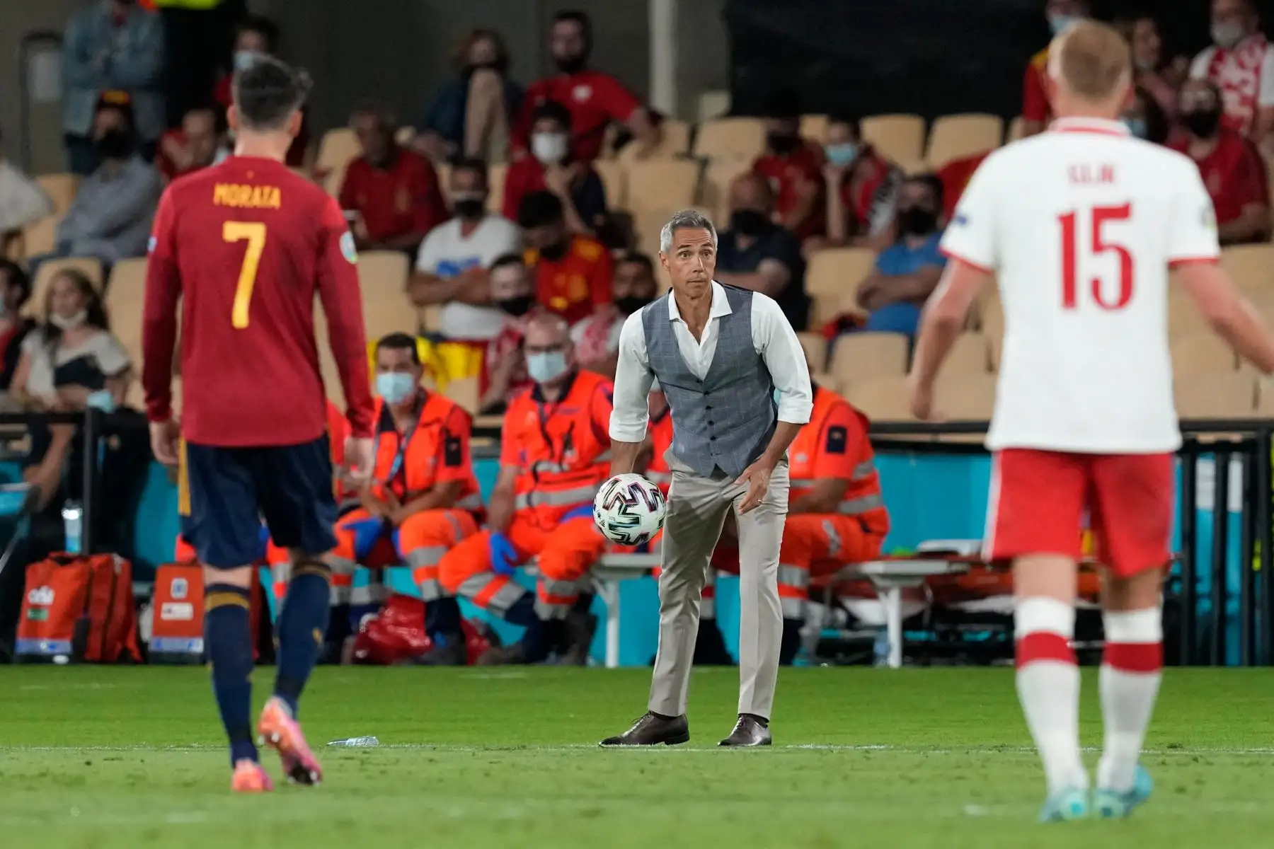 El entrenador portugués de Polonia Paulo Sousa (C) se prepara para pasar el balón a los jugadores durante el partido de fútbol del Grupo E de la UEFA EURO 2020 entre España y Polonia en el Estadio La Cartuja en Sevilla, España. Foto: AFP