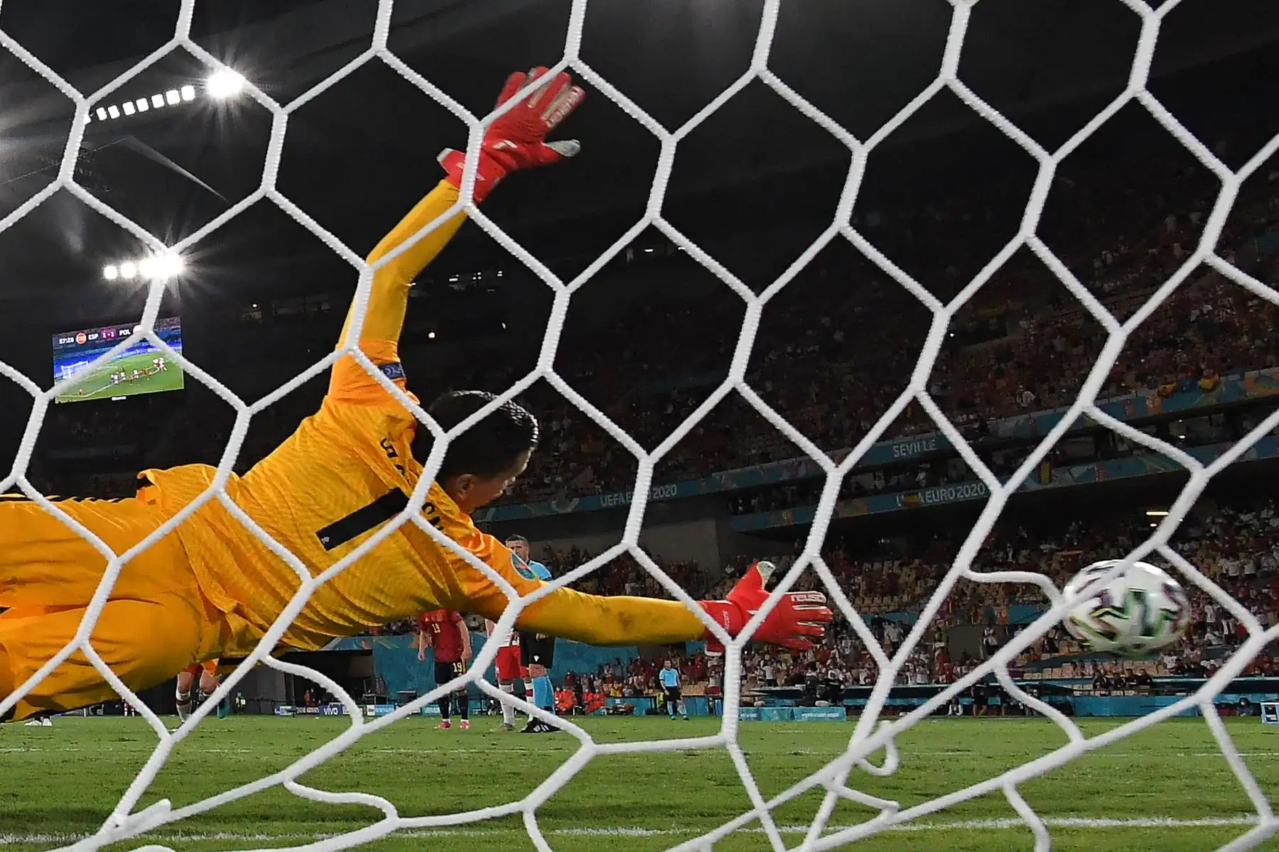 El portero polaco Wojciech Szczesny observa cómo el penalti golpea el poste de la portería durante el partido de fútbol del Grupo E de la UEFA EURO 2020 entre España y Polonia en el Estadio La Cartuja en Sevilla, España. Foto: AFP