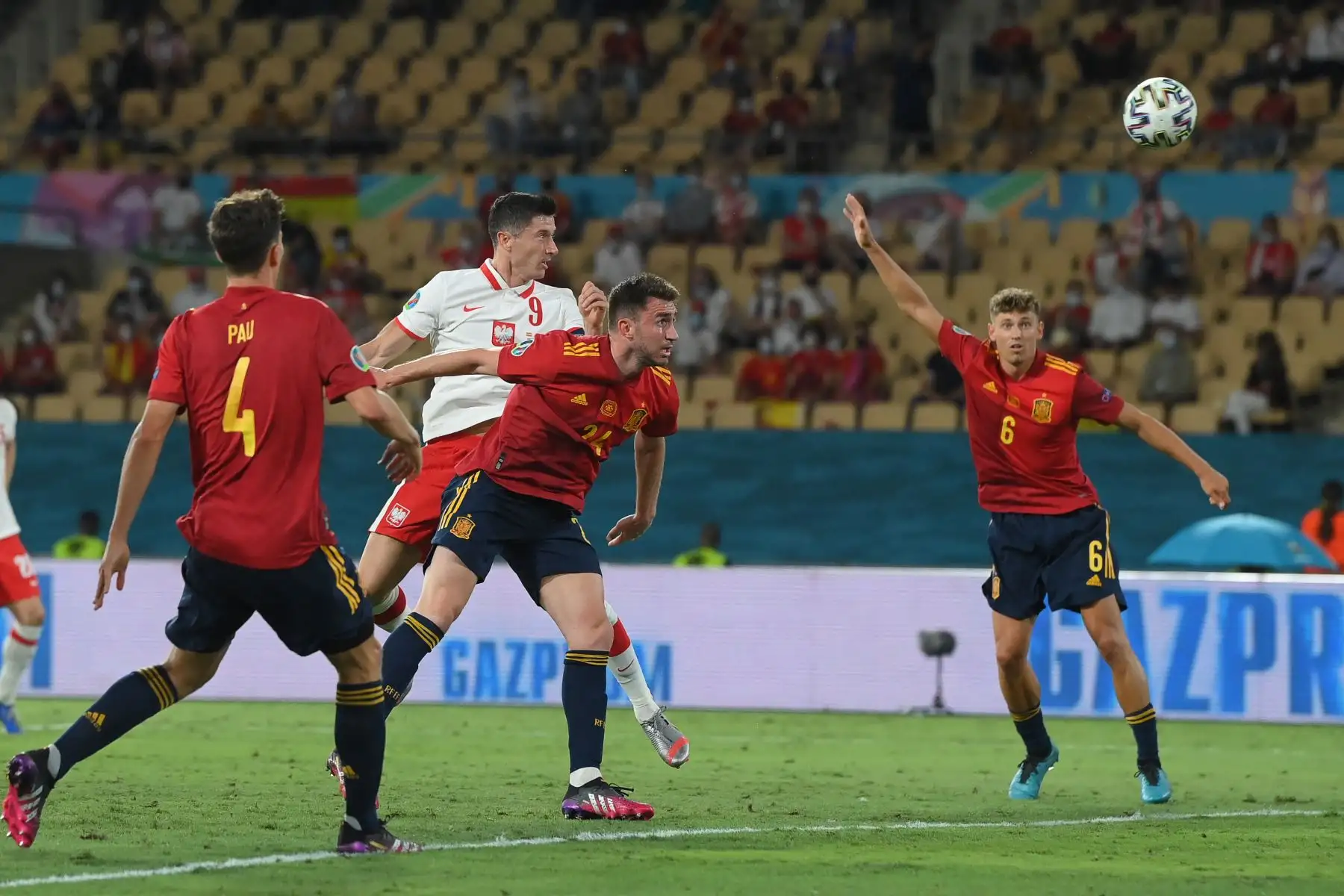 El delantero polaco Robert Lewandowski (CL) cabecea el balón cuando el defensor español Aymeric Laporte (CR) lo marca para marcar el empate durante el partido de fútbol del Grupo E de la UEFA EURO 2020 entre España y Polonia en el Estadio La Cartuja en Sevilla, España. Foto: AFP