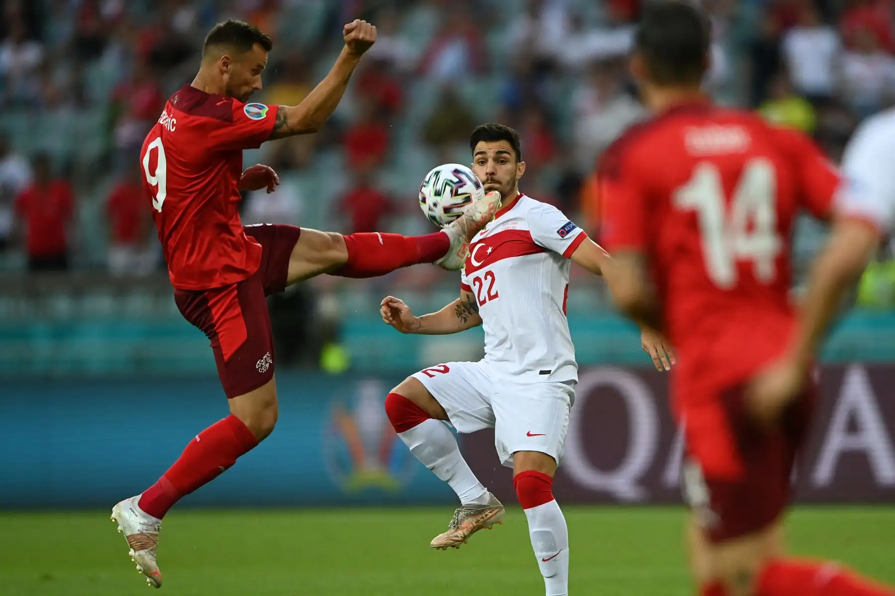 El delantero de Suiza Haris Seferovic (L) y el defensor de Turquía Kaan Ayhan compiten durante el partido de fútbol del Grupo A de la UEFA EURO 2020 entre Suiza y Turquía en el Estadio Olímpico de Bakú, capital de Azerbaiyán. Foto: AFP