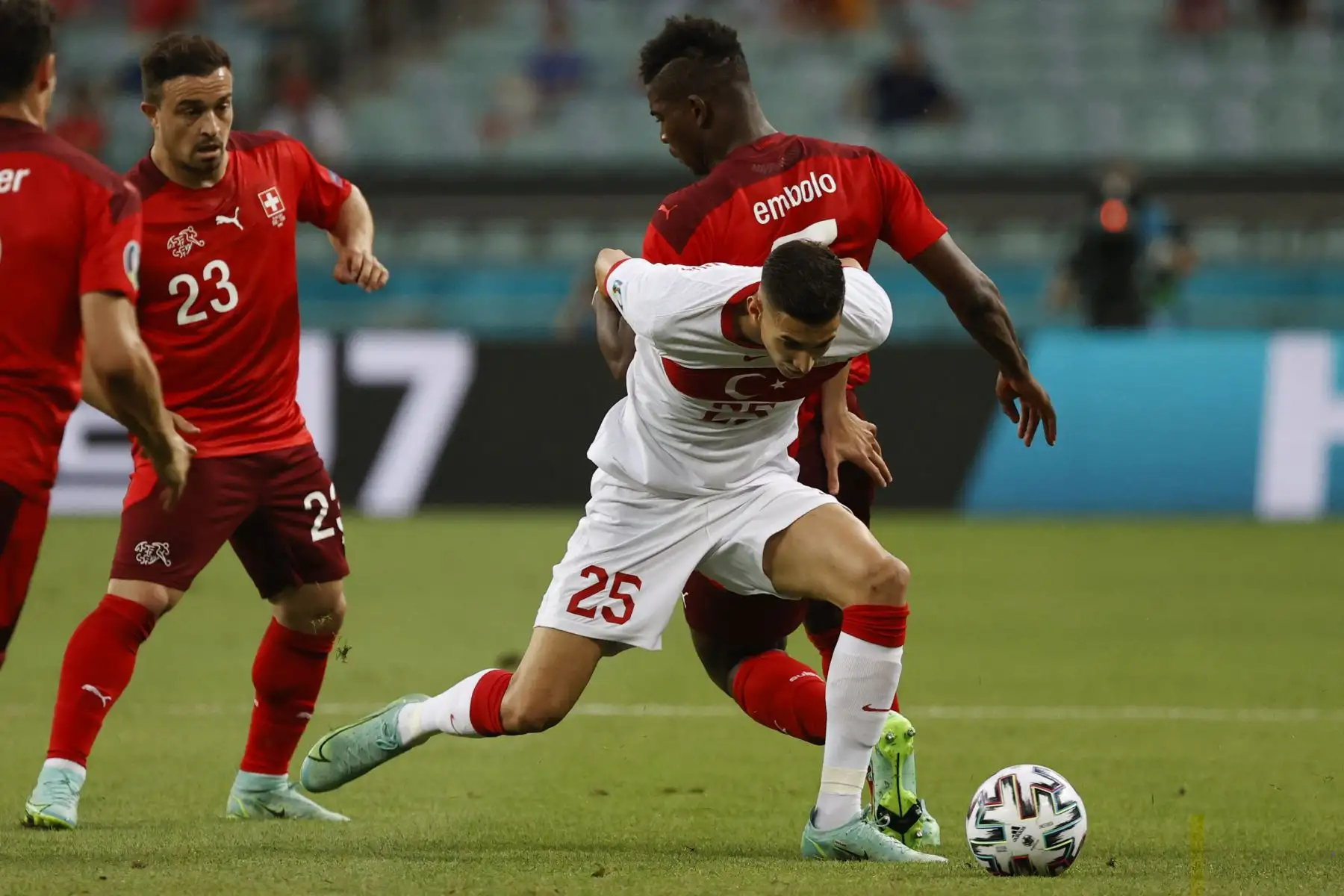 El defensor de Turquía Mert Muldur y el delantero de Suiza Breel Embolo (R) compiten por el balón durante el partido de fútbol del Grupo A de la UEFA EURO 2020 entre Suiza y Turquía en el Estadio Olímpico de Bakú, capital de Azerbaiyán. Foto: AFP