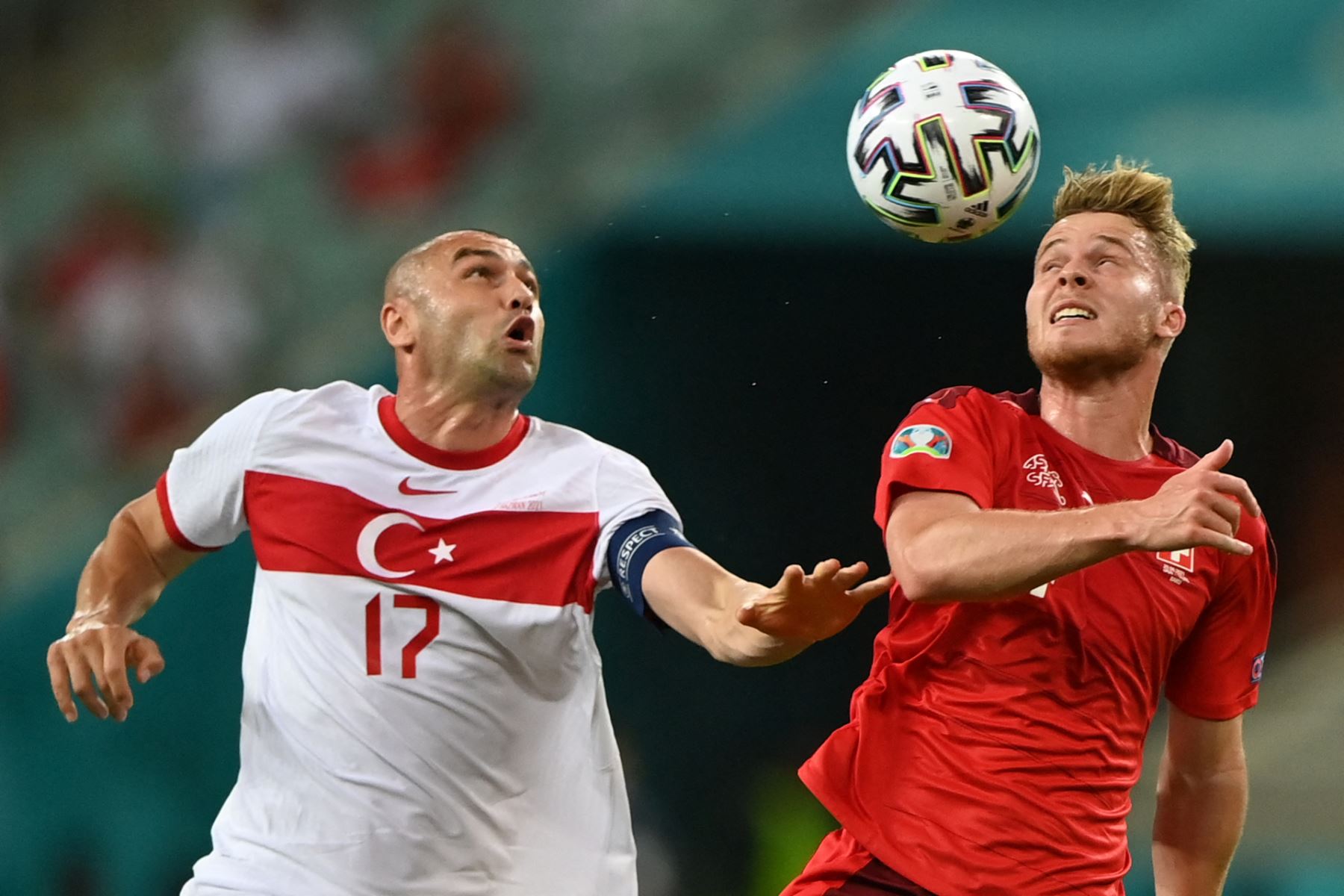 El delantero de Turquía Burak Yilmaz (L) y el defensor de Suiza Nico Elvedi compiten por el balón durante el partido de fútbol del Grupo A de la UEFA EURO 2020 entre Suiza y Turquía en el Estadio Olímpico de Bakú, capital de Azerbaiyán. Foto: AFP