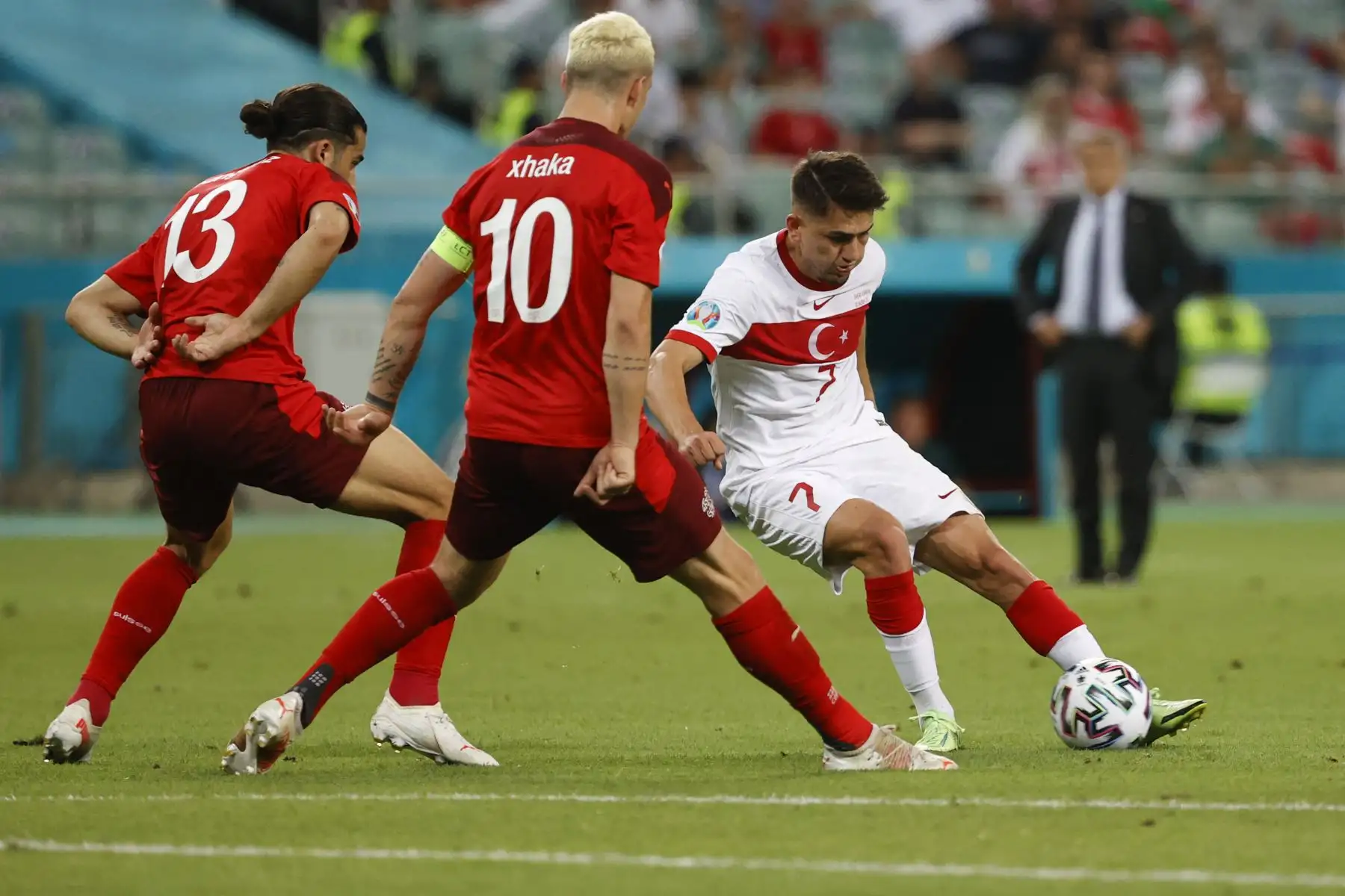 El delantero turco Cengiz Under (R) y el mediocampista suizo Granit Xhaka (C) compiten por el balón durante el partido de fútbol del Grupo A de la UEFA EURO 2020 entre Suiza y Turquía en el Estadio Olímpico de Bakú, capital de Azerbaiyán. Foto: AFP