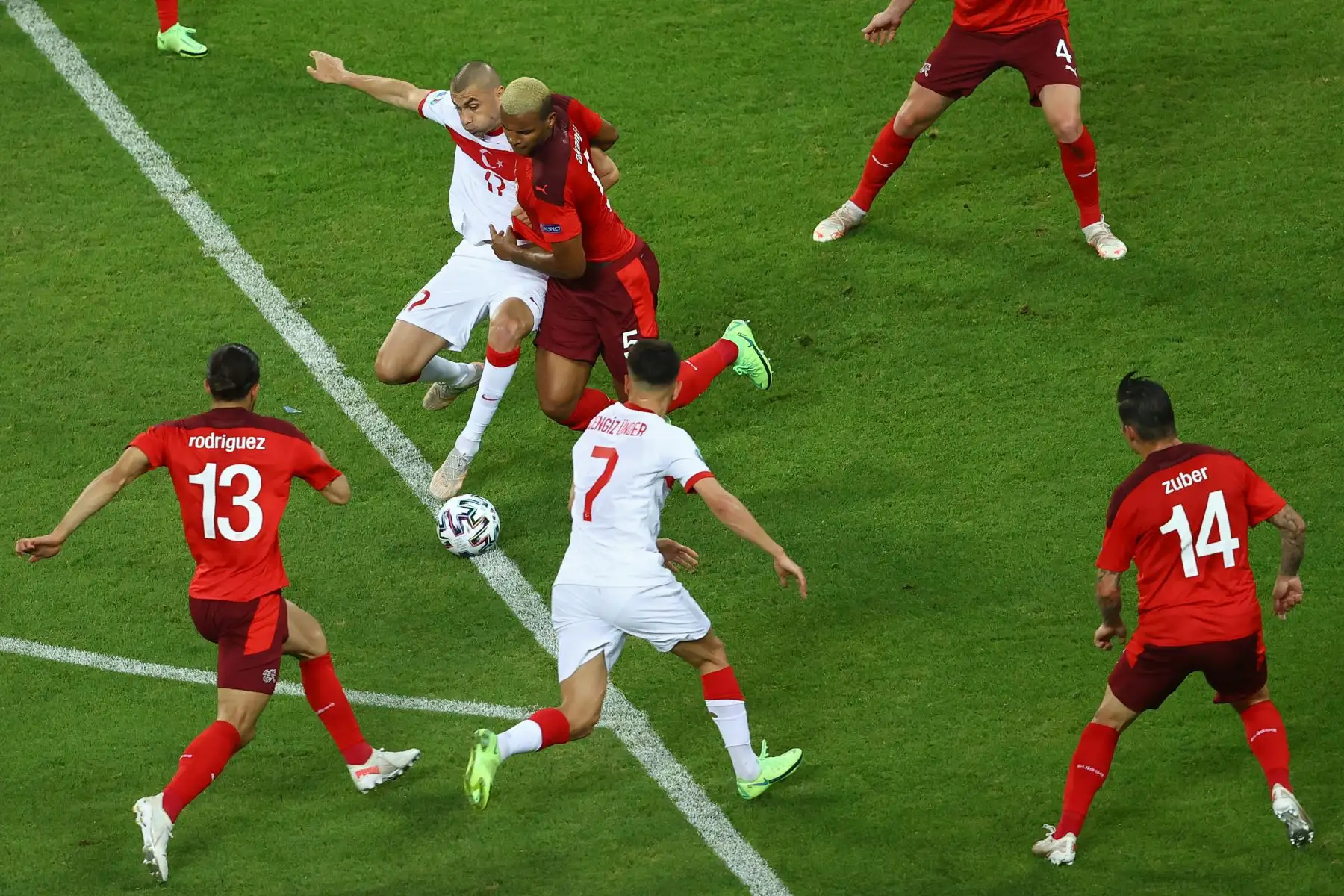 El delantero turco Burak Yilmaz y el defensor suizo Manuel Akanji compiten por el balón durante el partido de fútbol del Grupo A de la UEFA EURO 2020 entre Suiza y Turquía en el Estadio Olímpico de Bakú, capital de Azerbaiyán. Foto: AFP