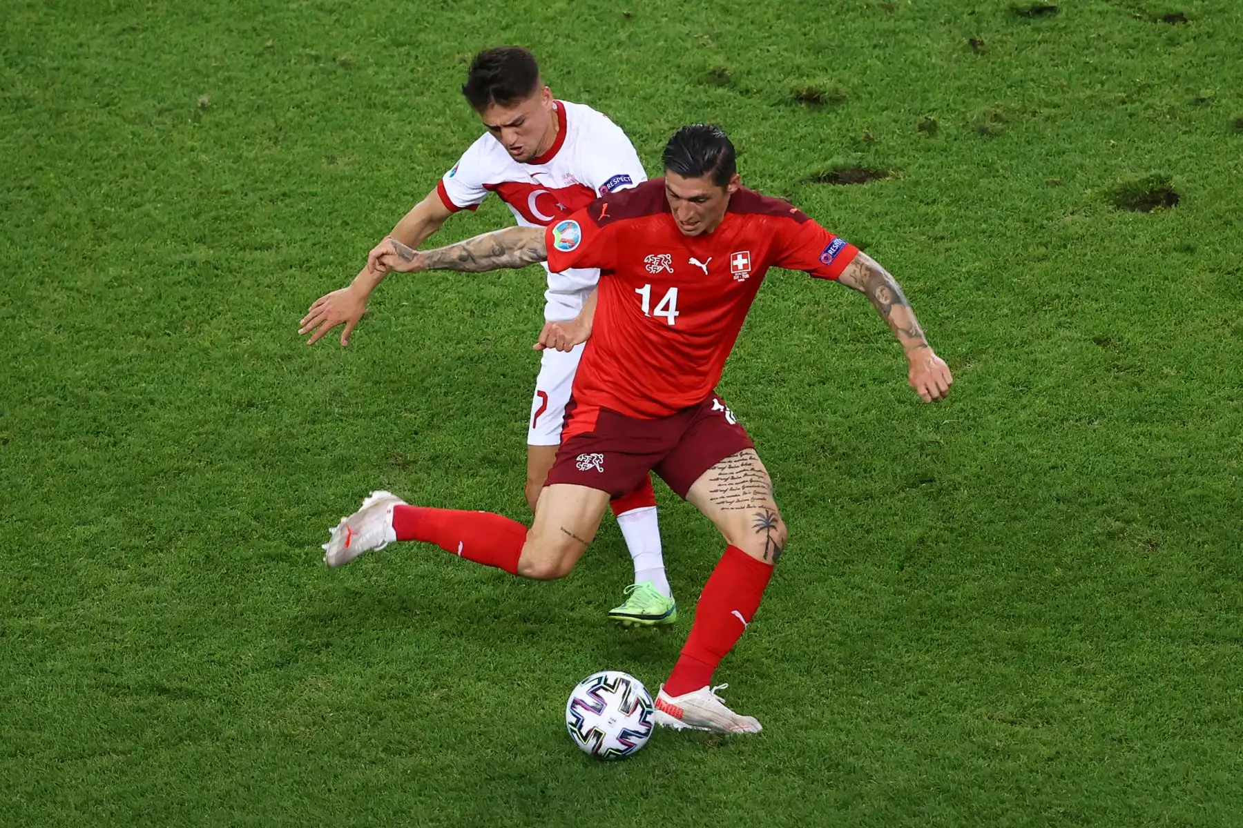 El mediocampista suizo Steven Zuber (derecha) y el delantero turco Cengiz Under compiten por el balón durante el partido de fútbol del Grupo A de la UEFA EURO 2020 entre Suiza y Turquía en el Estadio Olímpico de Bakú, capital de Azerbaiyán. Foto: AFP