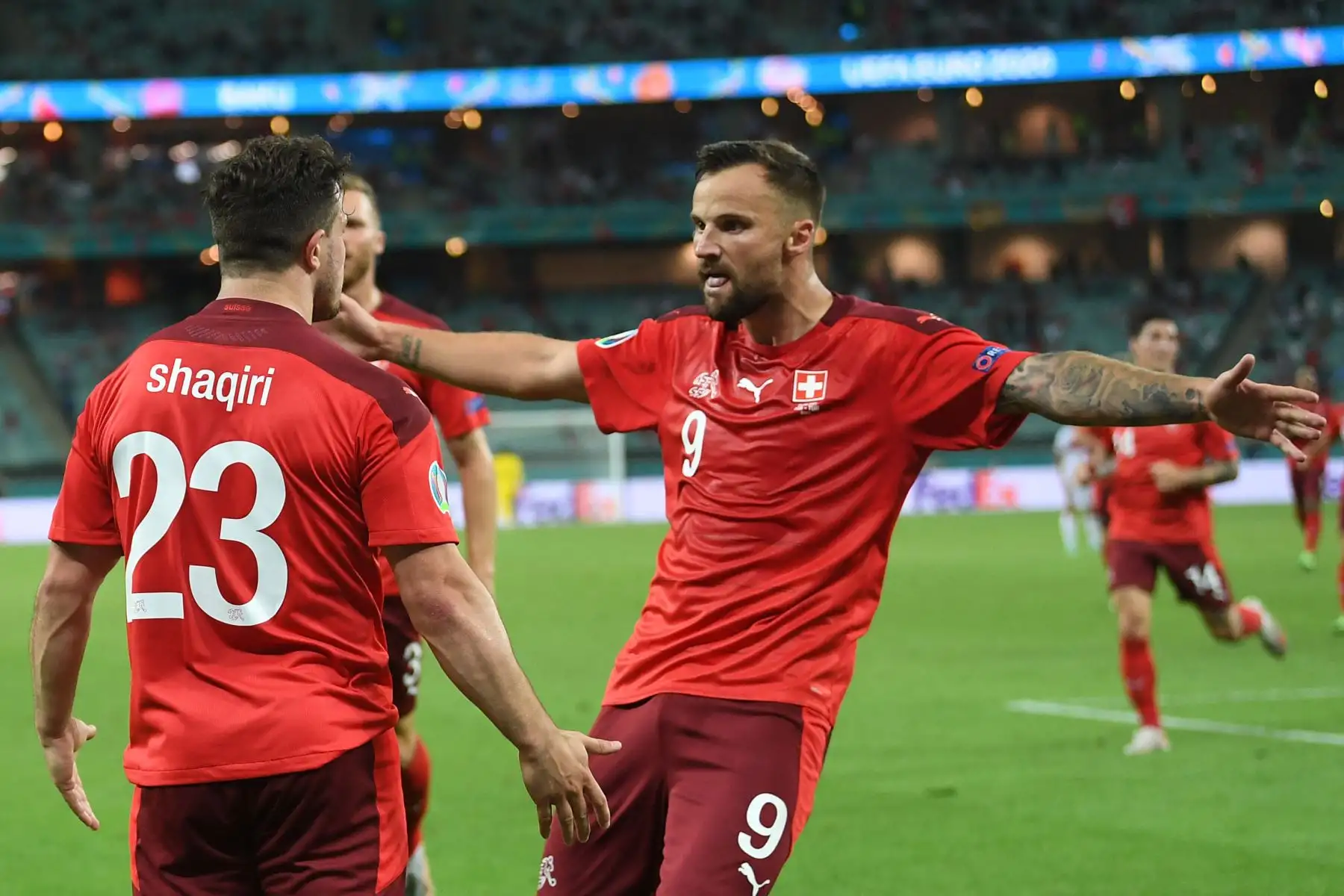 El centrocampista suizo Xherdan Shaqiri (L) celebra el gol del tercer gol de su equipo con sus compañeros durante el partido de fútbol del Grupo A de la UEFA EURO 2020 entre Suiza y Turquía en el Estadio Olímpico de Bakú. Foto: AFP