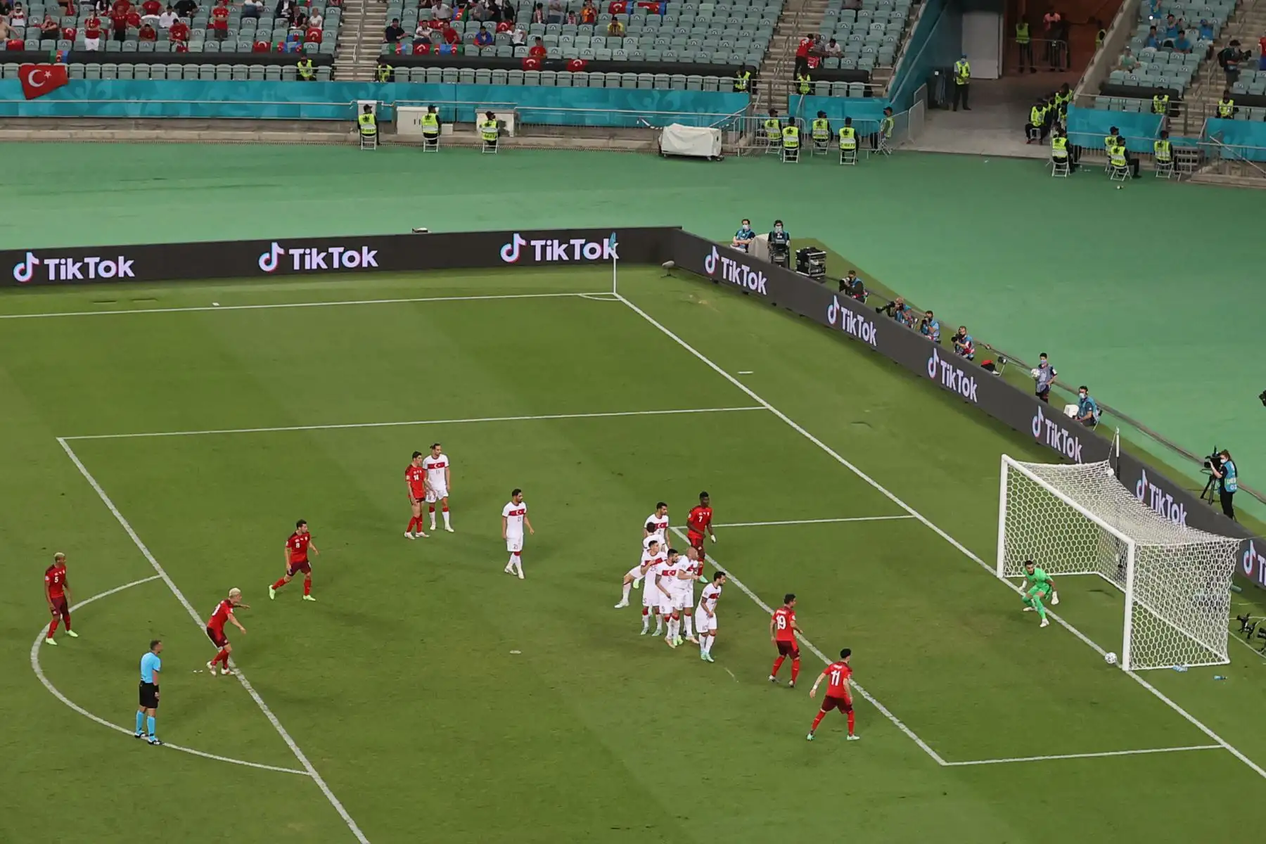 El portero turco Ugurcan Cakir (R) observa que el tiro libre del centrocampista suizo Granit Xhaka se desvía durante el partido de fútbol del Grupo A de la UEFA EURO 2020 entre Suiza y Turquía en el Estadio Olímpico de Bakú. Foto: AFP