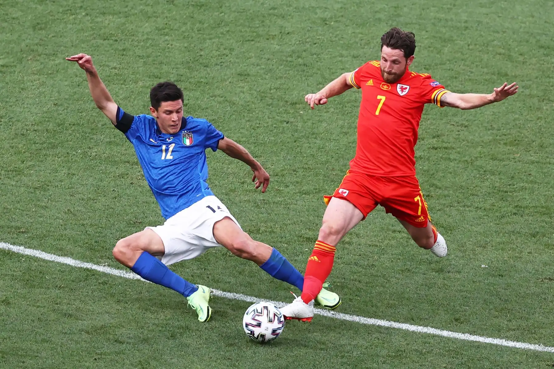 El centrocampista italiano Matteo Pessina (L) compite por el balón con el centrocampista de Gales Joe Allen durante el partido de fútbol del Grupo A de la UEFA EURO 2020 entre Italia y Gales en el Estadio Olímpico de Roma. Foto: AFP
