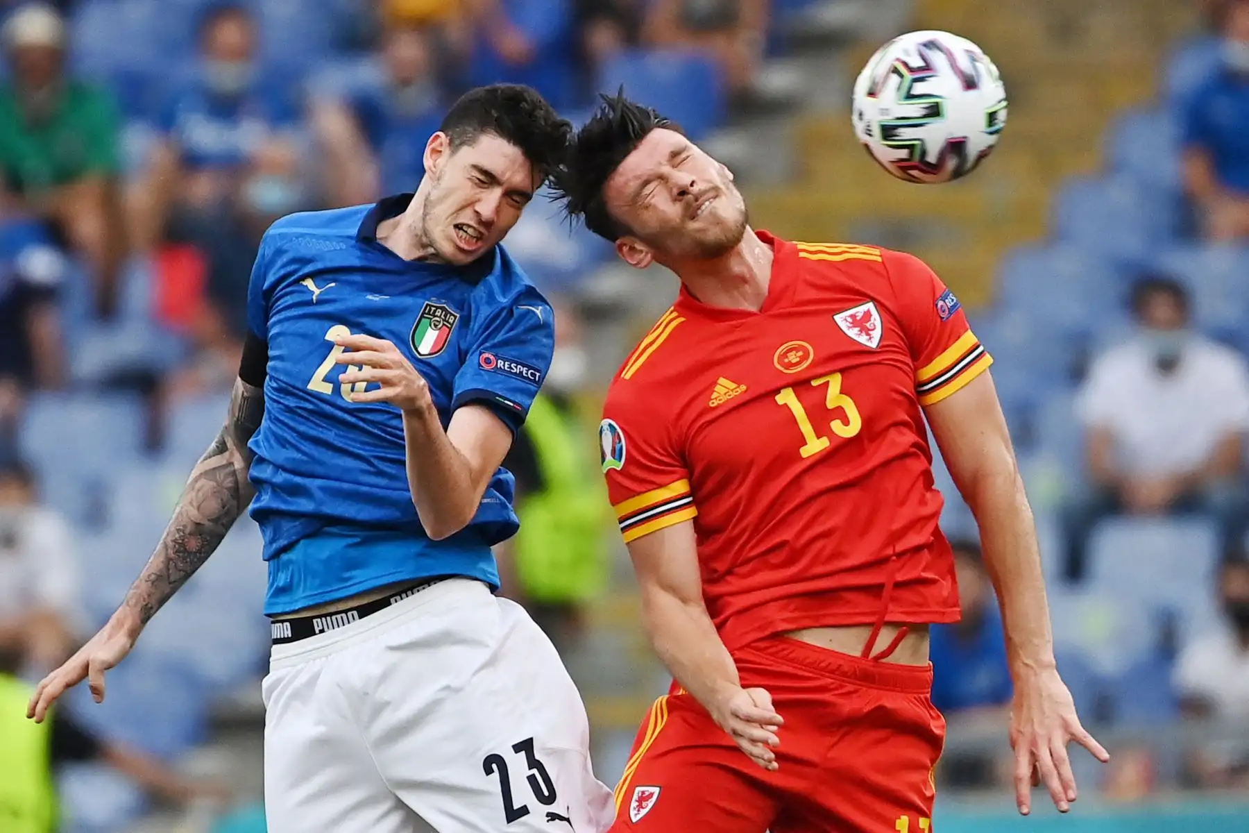 El defensor italiano Alessandro Bastoni (L) compite por el cabezazo con el centrocampista de Gales Kieffer Moore durante el partido de fútbol del Grupo A de la UEFA EURO 2020 entre Italia y Gales en el Estadio Olímpico de Roma. Foto: AFP