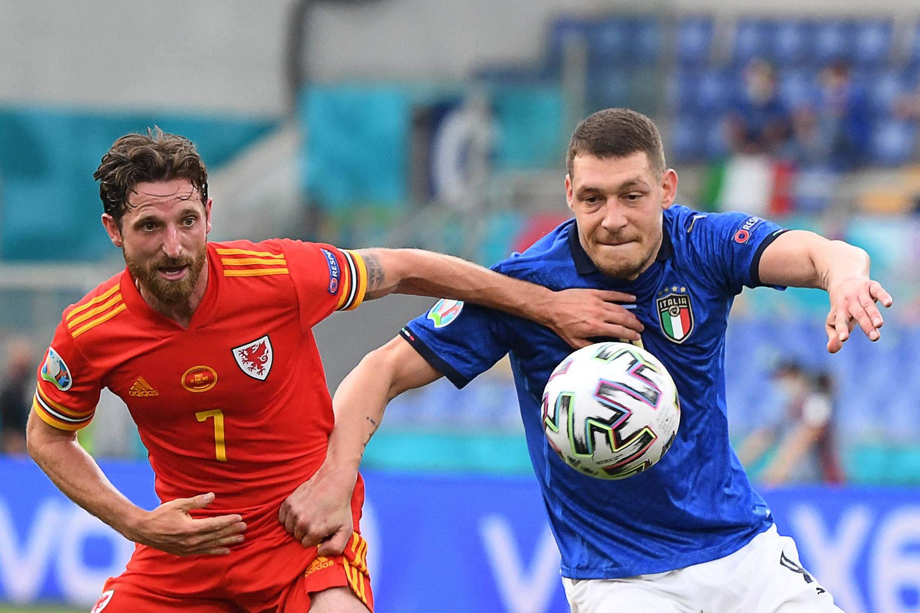 El delantero italiano Andrea Belotti (R) compite por el balón con el centrocampista de Gales Joe Allen durante el partido de fútbol del Grupo A de la UEFA EURO 2020 entre Italia y Gales en el Estadio Olímpico de Roma. Foto: AFP