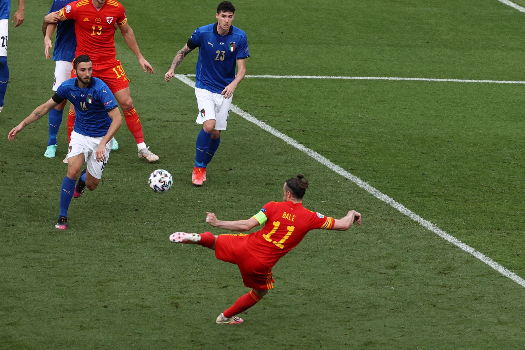 El delantero de Gales Gareth Bale volea el balón sobre la barra durante el partido de fútbol del Grupo A de la UEFA EURO 2020 entre Italia y Gales en el Estadio Olímpico de Roma. Foto: AFP