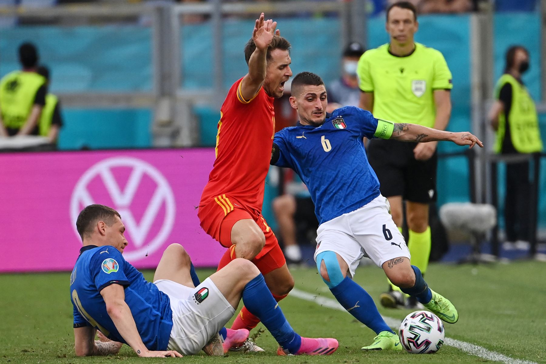 El delantero italiano Andrea Belotti (L) y el centrocampista italiano Marco Verratti (R) compiten por el balón con el centrocampista de Gales Aaron Ramsey (C) durante el partido de fútbol del Grupo A de la UEFA EURO 2020 entre Italia y Gales en el Estadio Olímpico de Roma. Foto: AFP